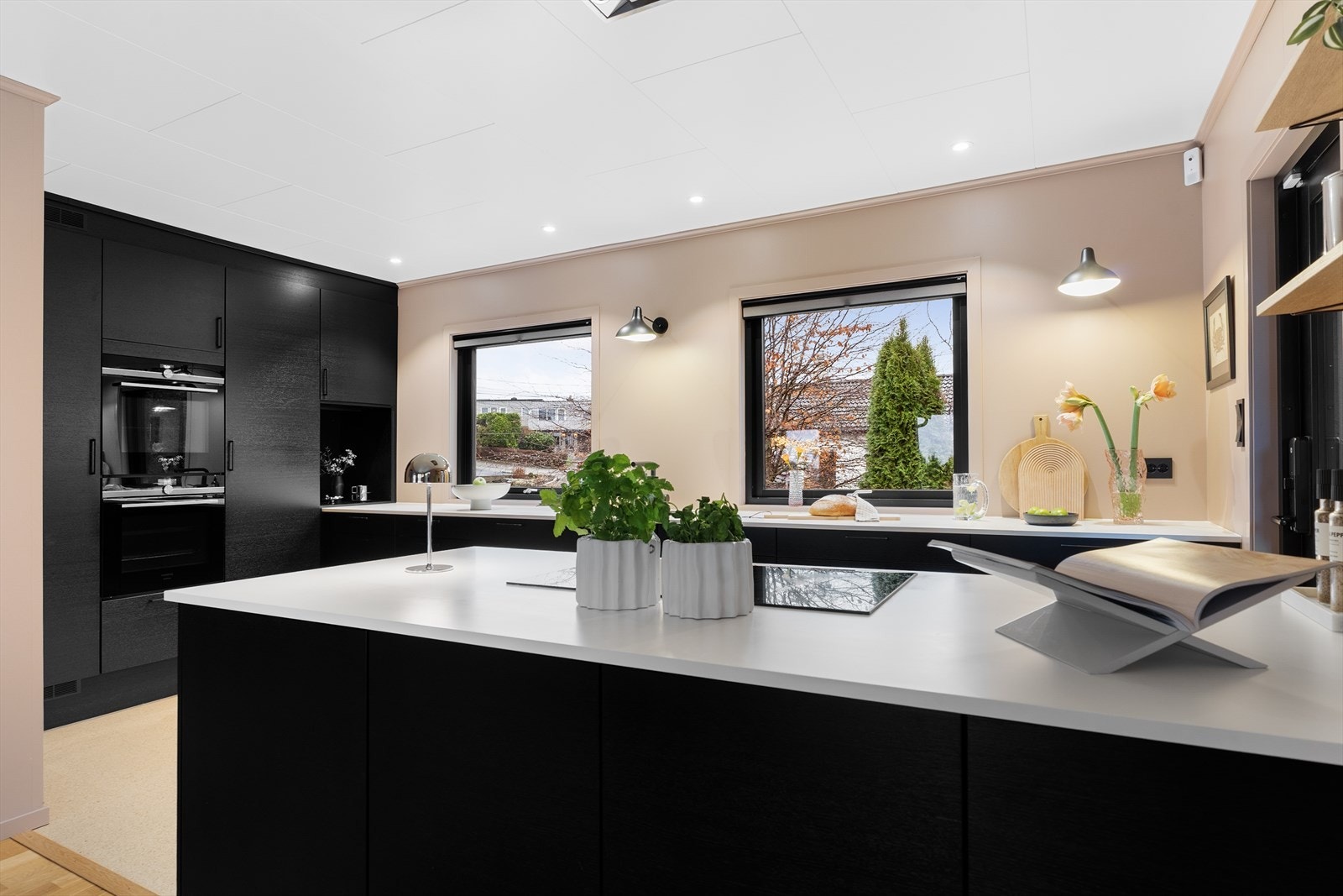 Integrert stekeovn, kombiovn, oppvaskmaskin og 80 cm koketopp medfølger salget Galleribilde