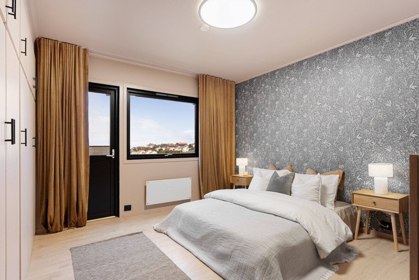 Hovedsoverom med stor plassbygget garderobe og utgang til balkong Galleribilde