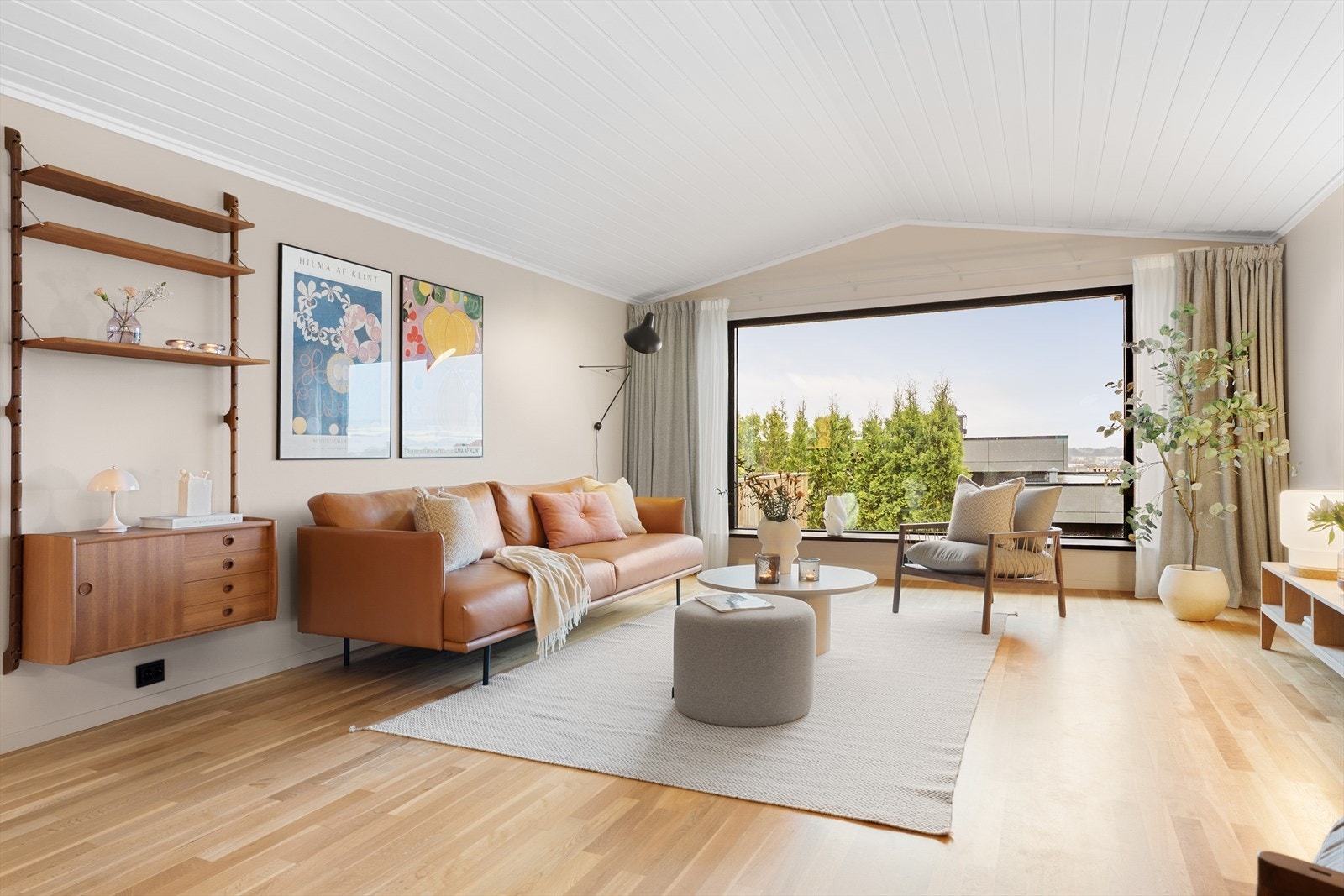 Store vindusflater gir mye naturlig lys Galleribilde