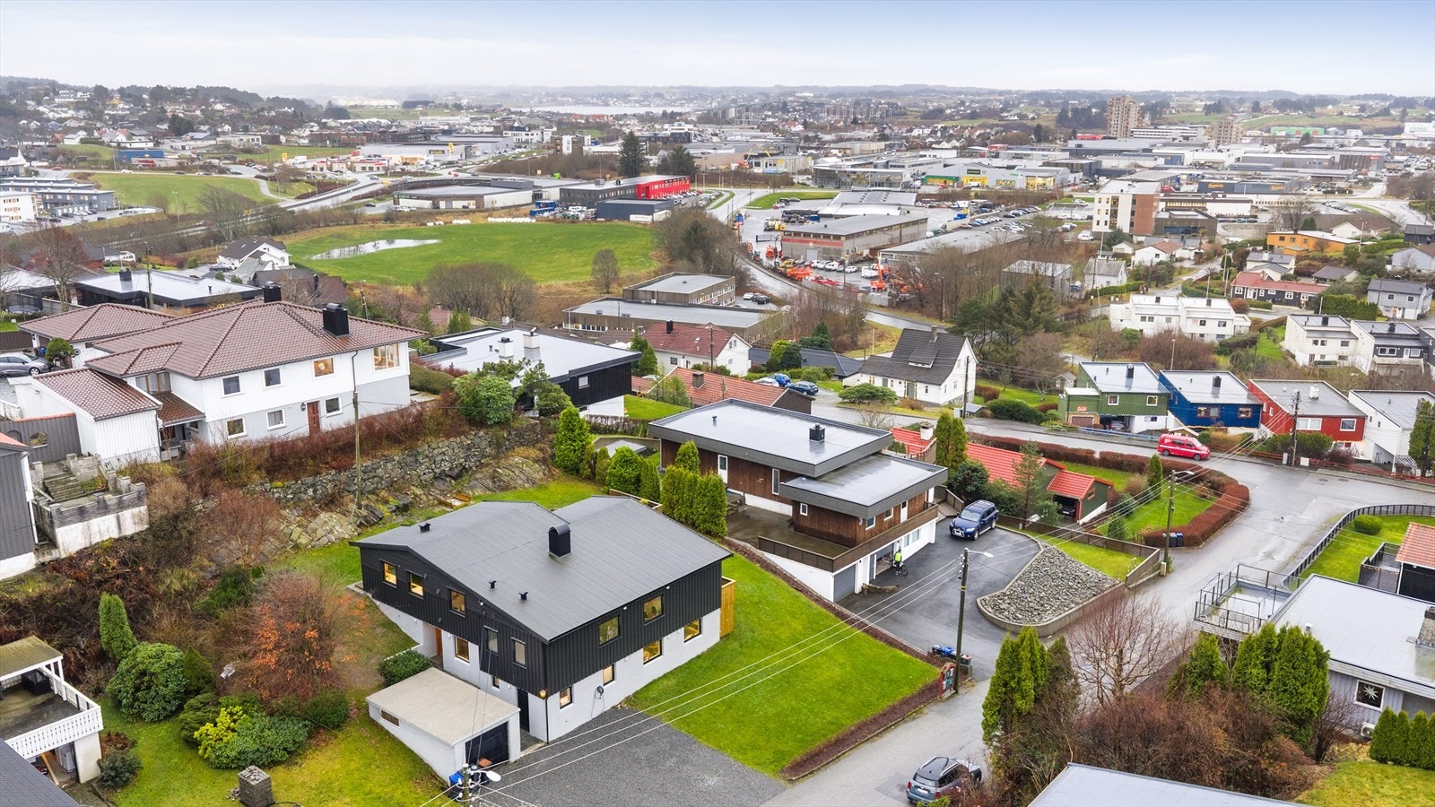 Gode parkeringsmuligheter i garasje og i eget gårdsrom Galleribilde