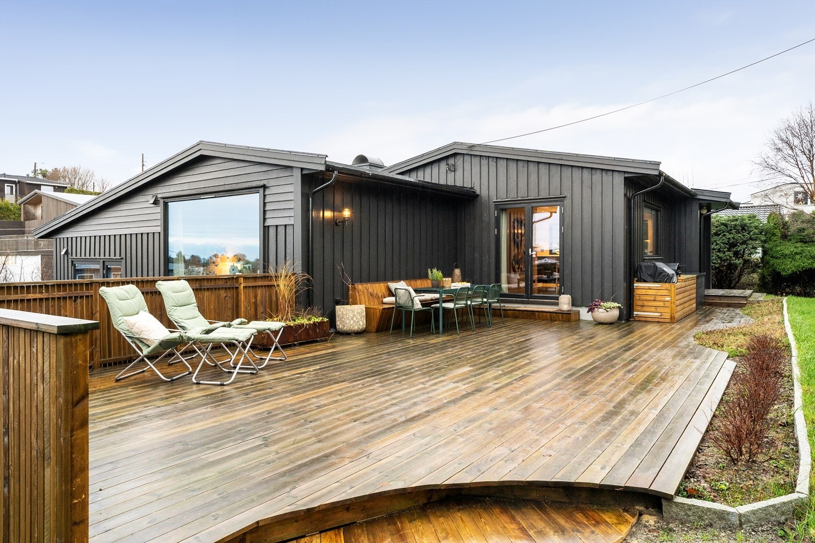 Stor, sørvendt terrasse med gode solforhold Galleribilde