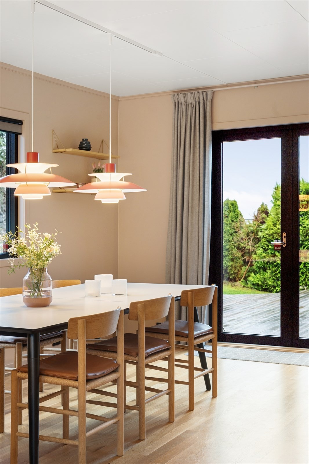 God plass til stort spisebord og mange gjester Galleribilde