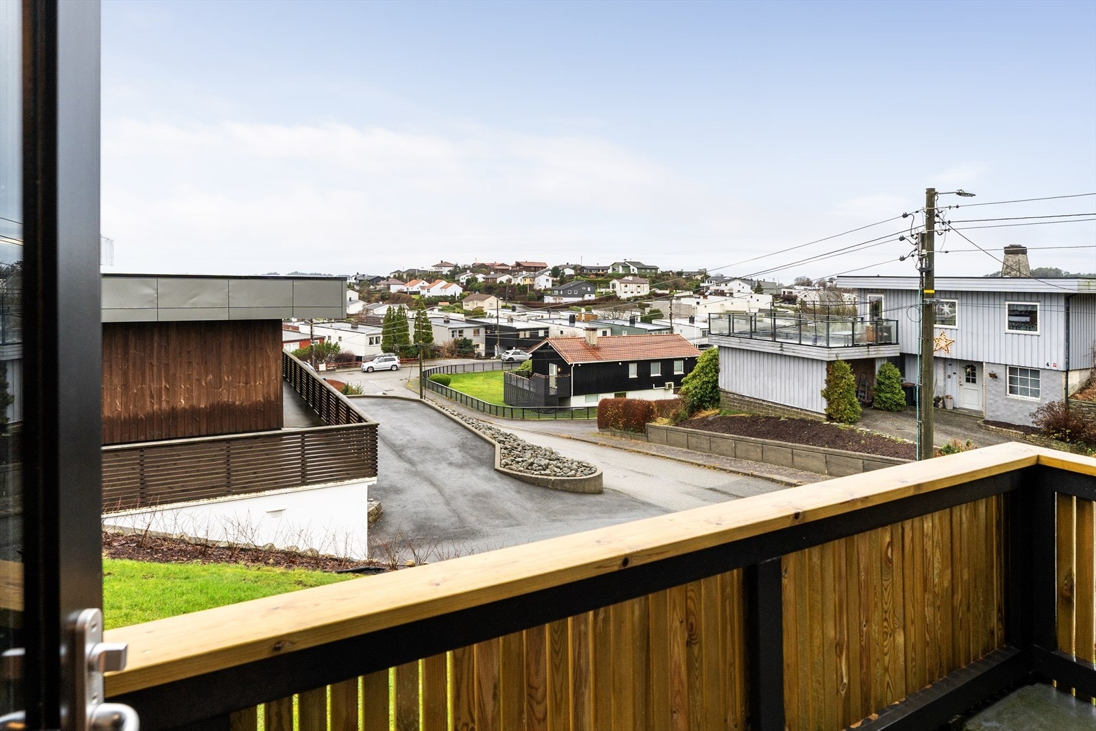 Utsikt over nærområdet fra balkong utenfor soverommet Galleribilde