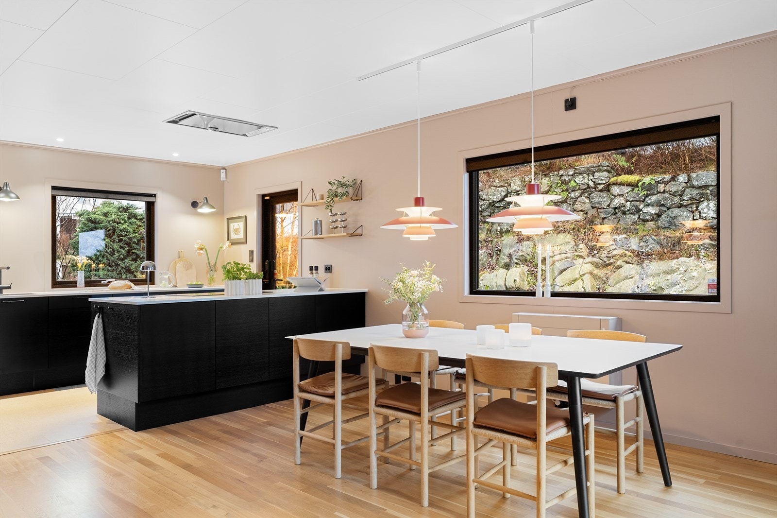 God planløsning innredet over fire halvplan med 4 soverom, stor stue, stort kjøkken, 2 bad, vaskerom og innredet rom brukt som kjellerstue. Galleribilde