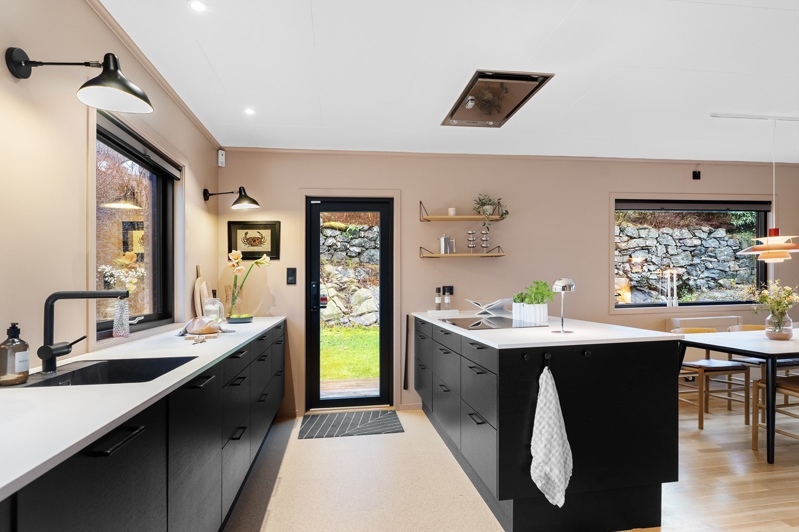 Utgang ut til terrassen og hagen Galleribilde