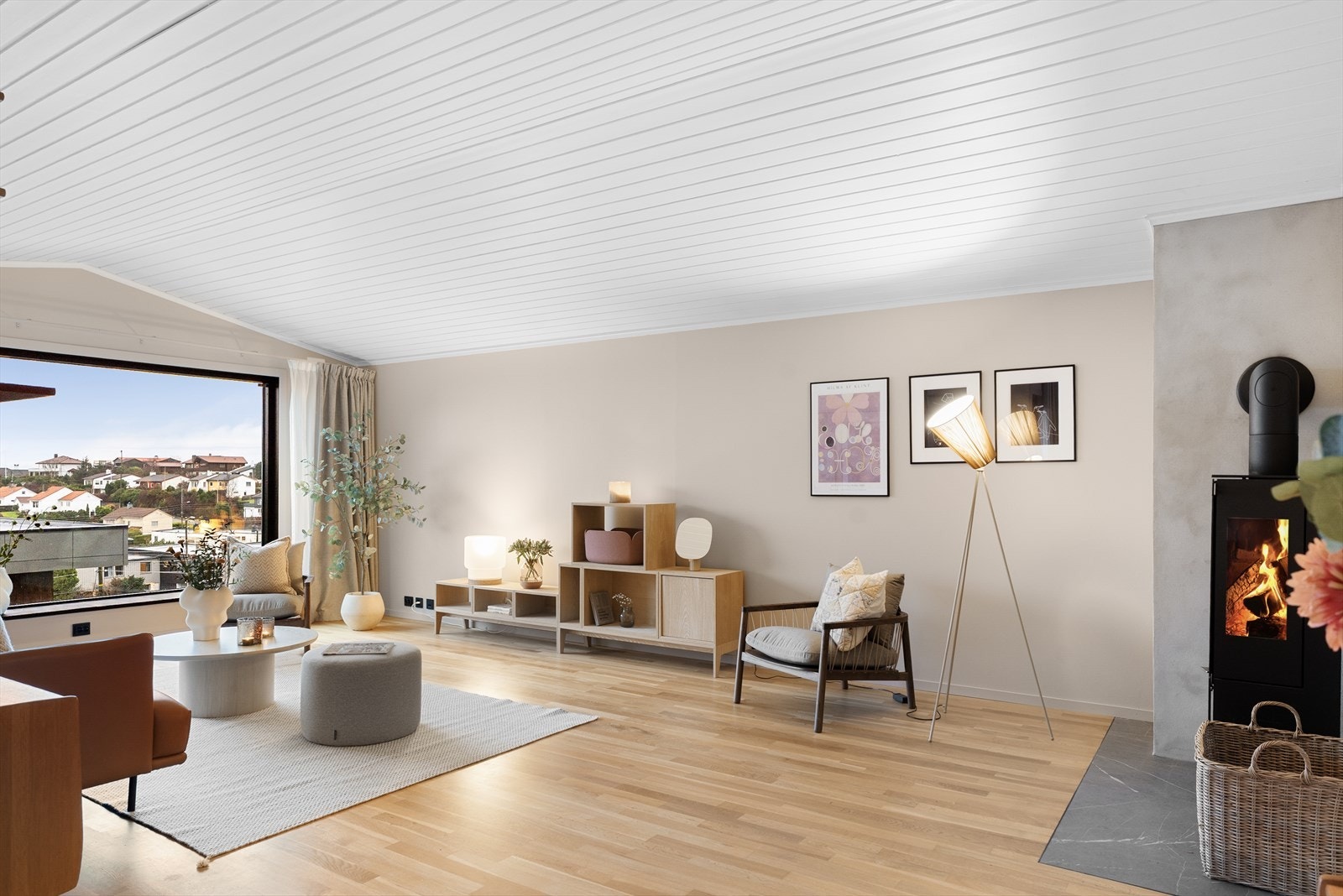 Gode møbleringsmuligheter med plass til flere sofagrupper Galleribilde