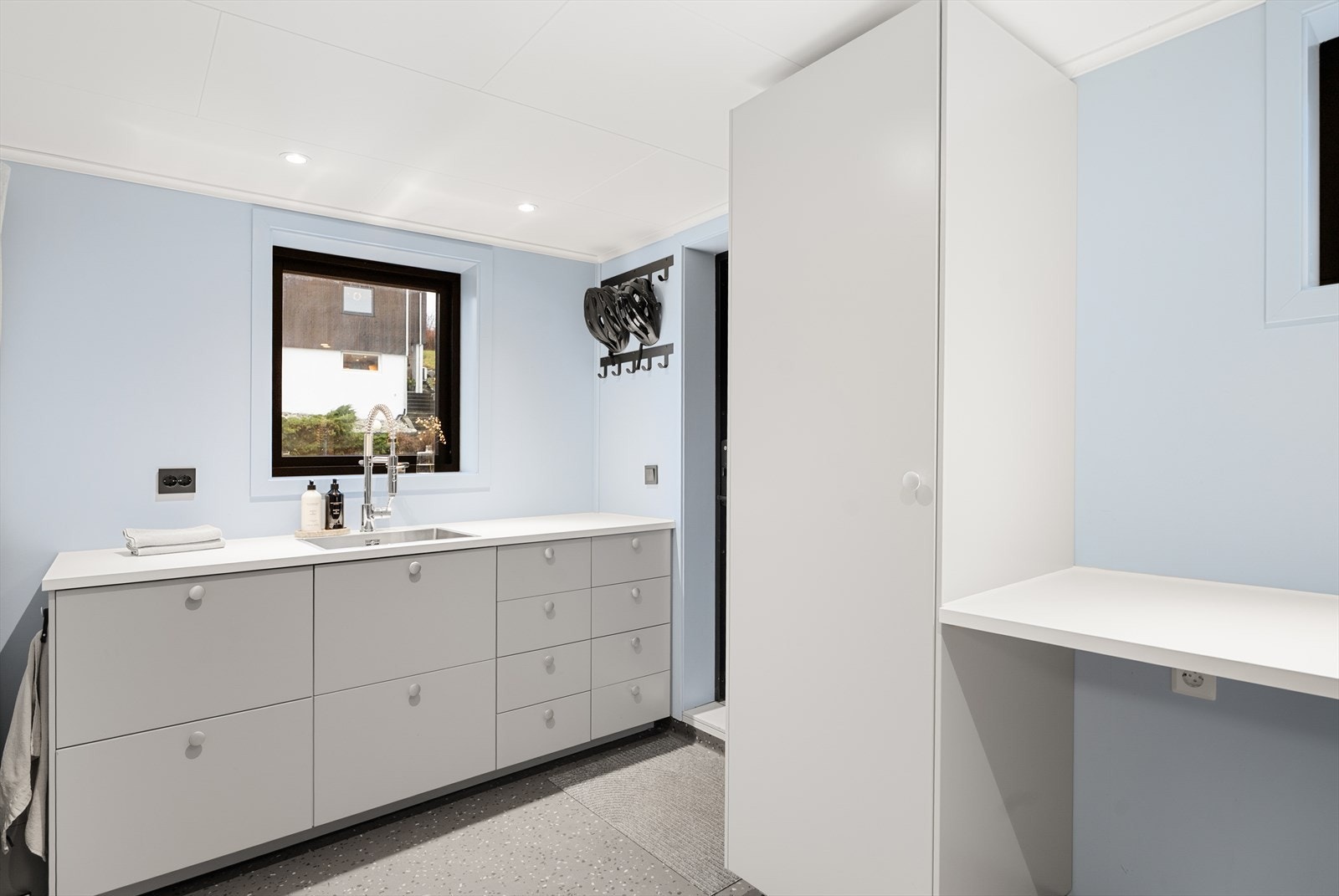 Romslig vaskerom(ikke bruksendret) med våtromsbelegg på gulv og egen biinngang Galleribilde