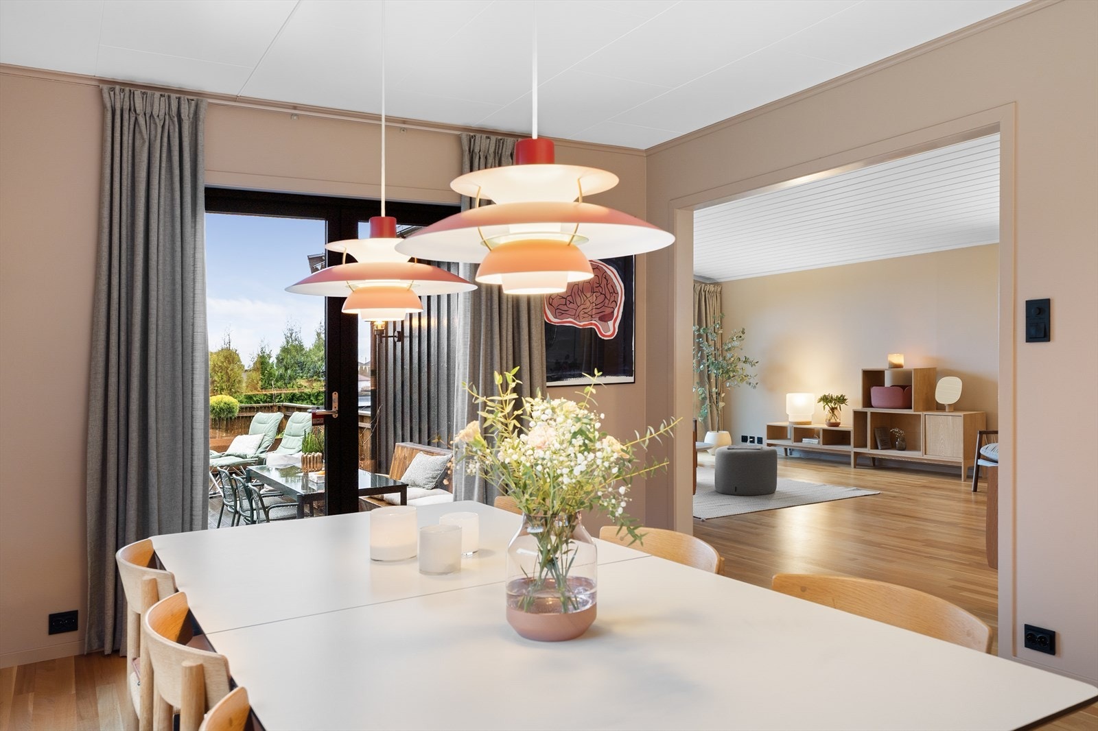 Store vindusflater i stue og kjøkken gir mye naturlig lys Galleribilde