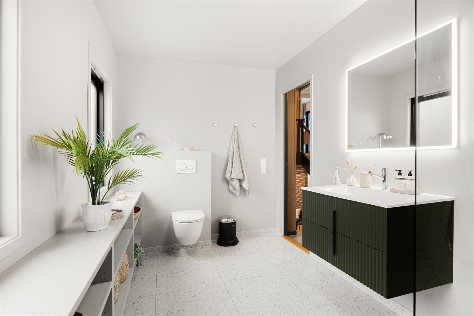 Moderne flis- og materialvalg gir et sømløst uttrykk Galleribilde