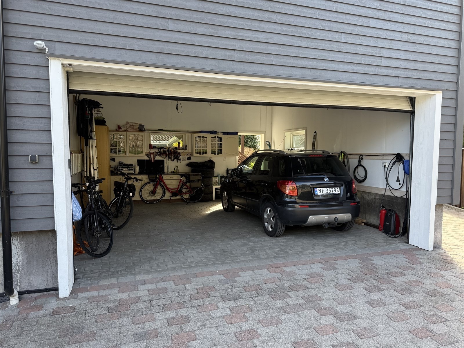 Stor garasje med gjennomgang til hage (i tilbygg fra 2013) Galleribilde