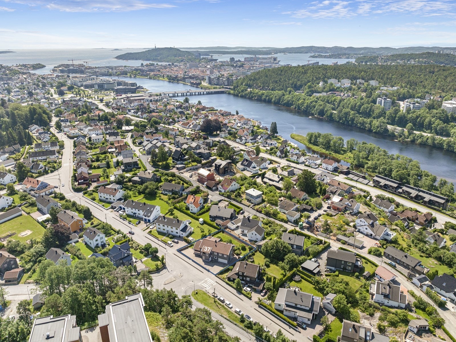 Eiendommens beliggenhet. Markert med nr 37 på taket Galleribilde