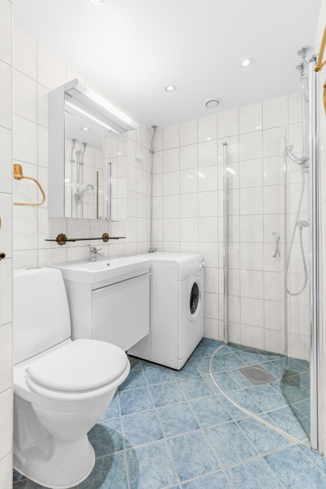 Badet ble rehabilitert i regi av borettslaget i 2010 og har varmekabler i gulvet, opplegg for vaskemaskin, servant, toalett og dusjhjørne. Galleribilde