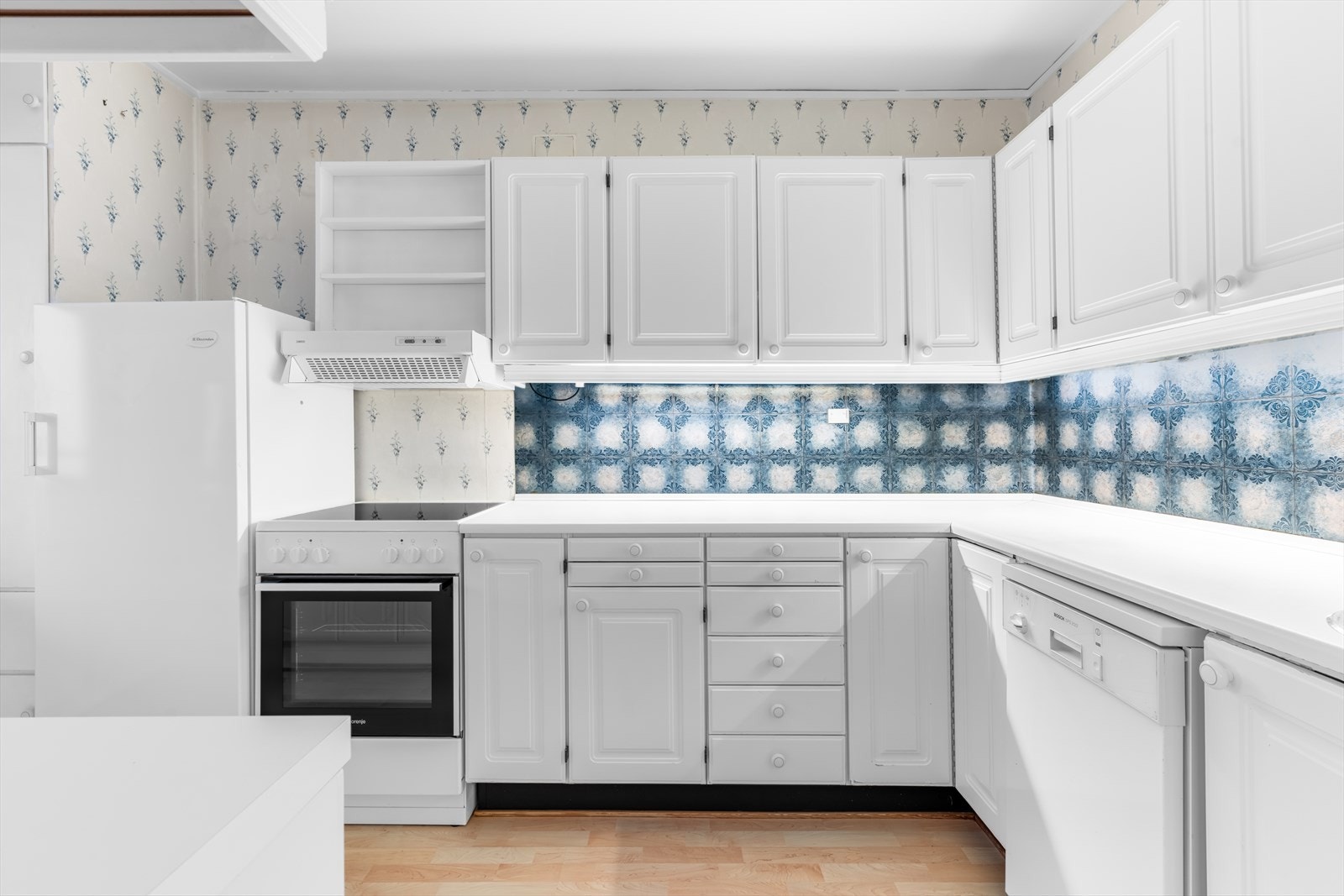 Kjøkkenet har en eldre innredning men byr på et godt potensiale til å skape kjøkkenet du selv ønsker. Galleribilde