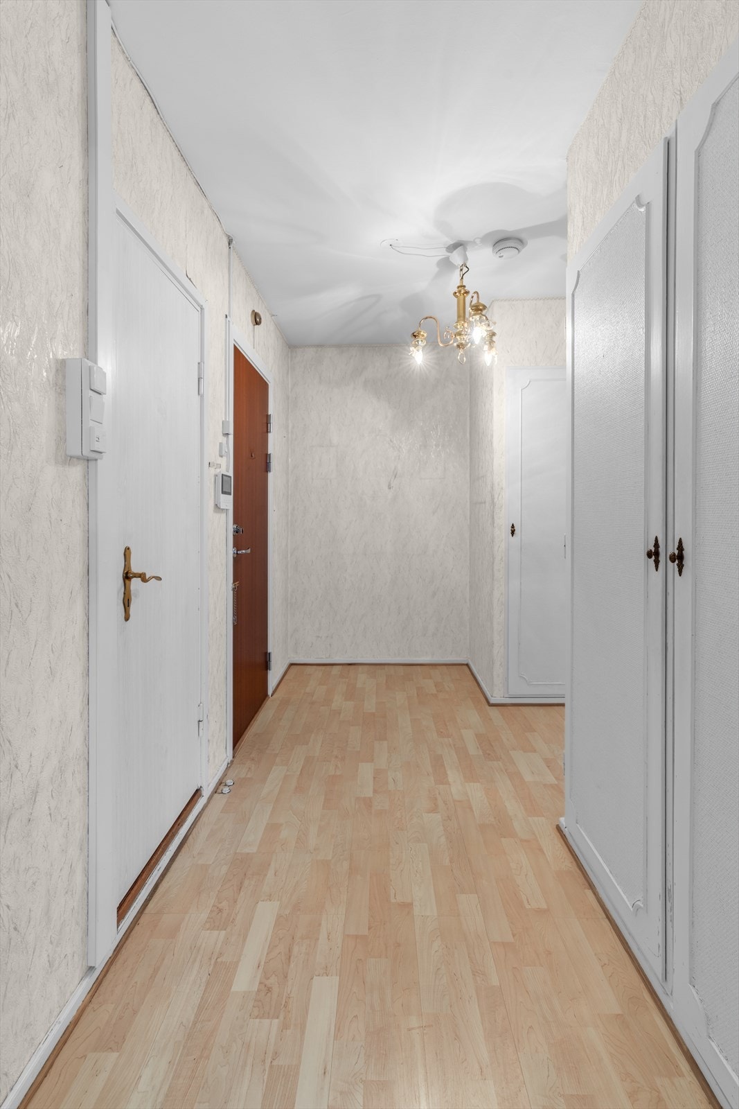 Entreen ligger sentralt plassert i leiligheten med enkel adkomst til de øvrige rommene. Galleribilde