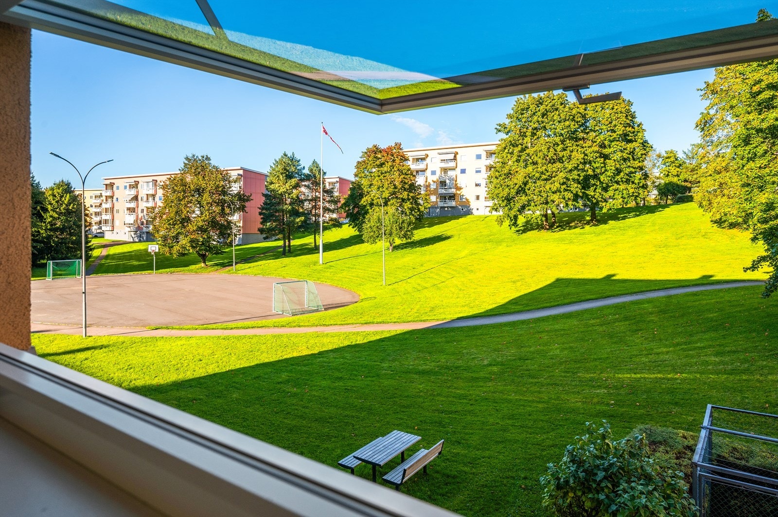 God intern plassering i borettslaget, med god avstand til naboblokker. Galleribilde