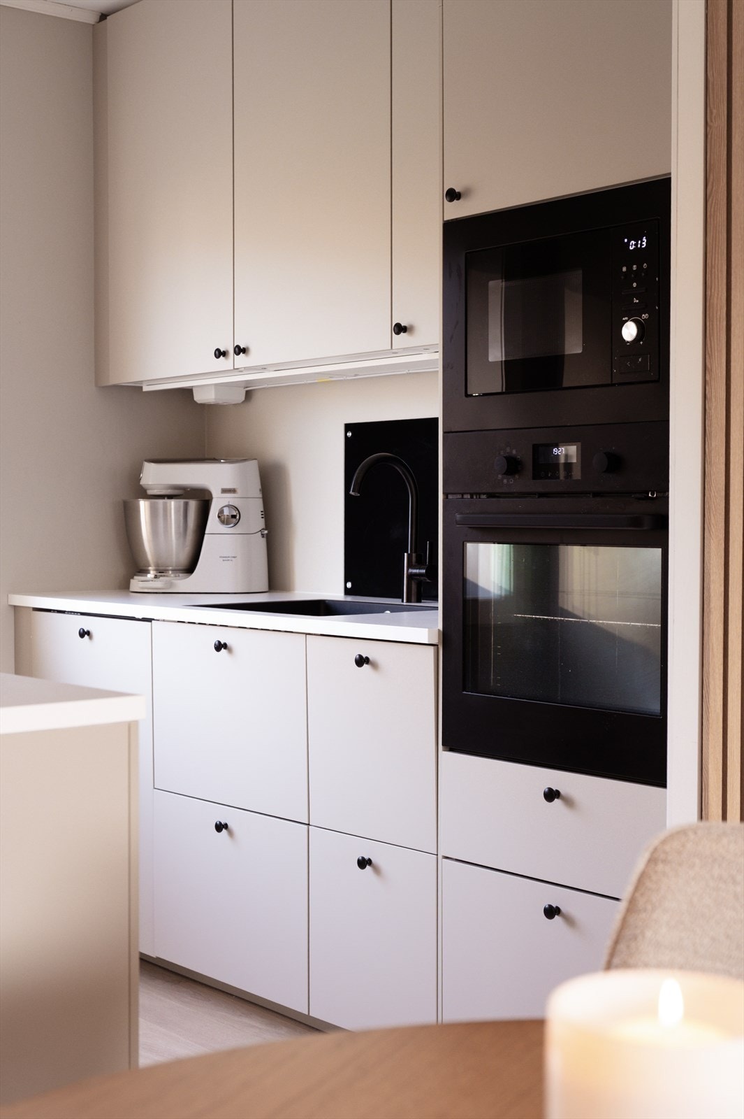 Kjøkkenet har rikelig med benkeplass og innredningen tilbyr godt med lagringsløsninger gjennom mange skap og skuffer. Galleribilde