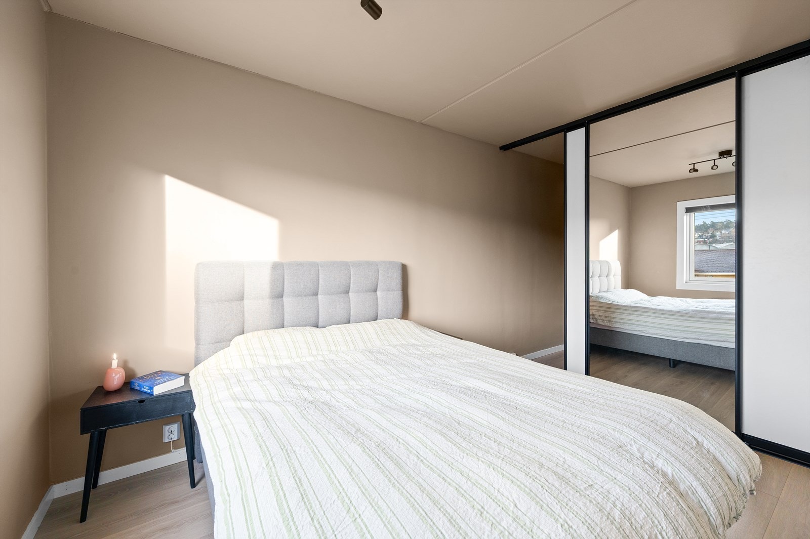 Her er det god plass til en dobbeltseng og tilhørende nattbord. Galleribilde