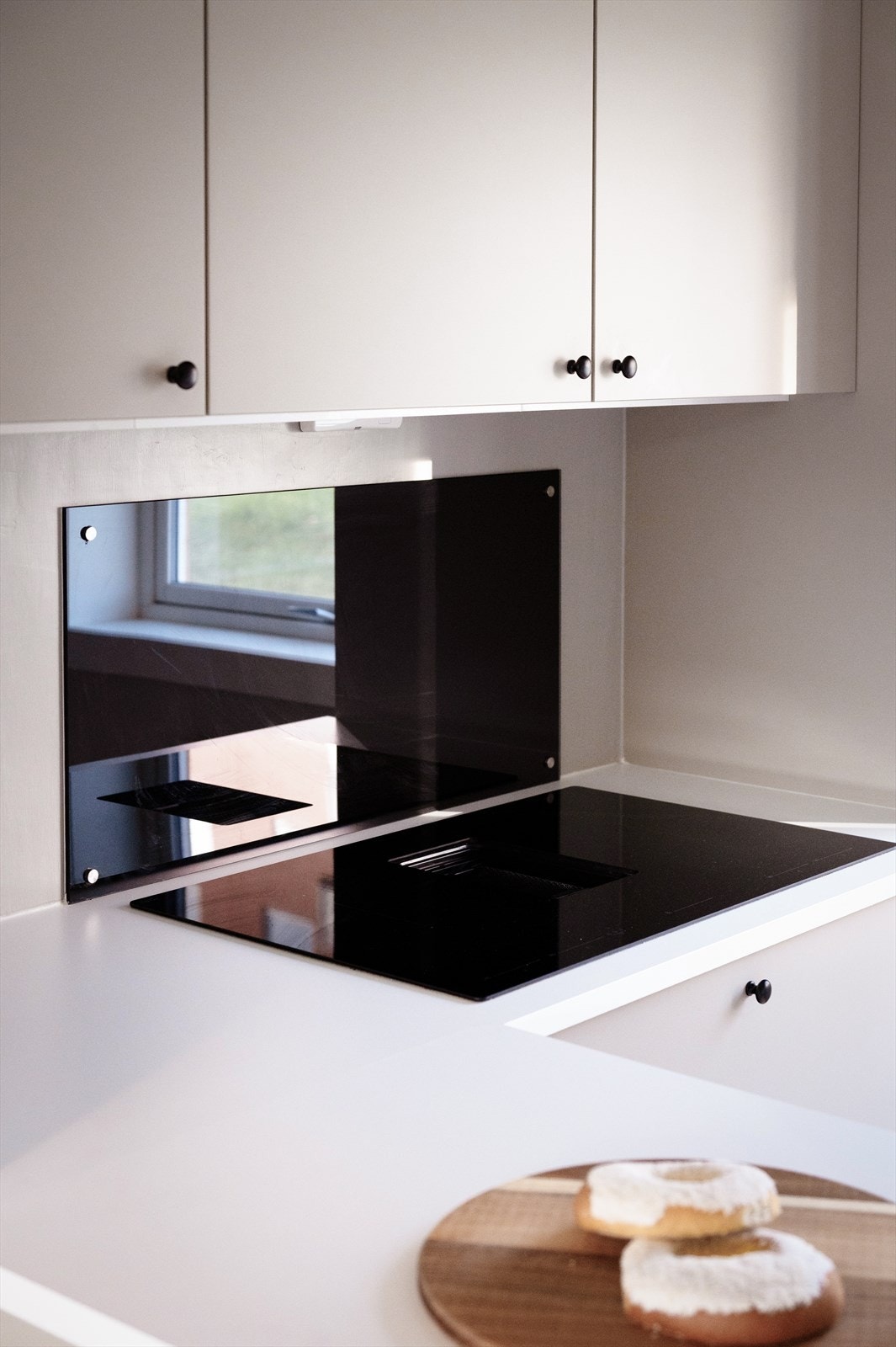 Videre er kjøkkenet utstyrt med integrerte hvitevarer med innfelt platetopp i benkeplate, oppvaskmaskin, mikrobølgeovn, komfyr og kjøl/frys. Galleribilde