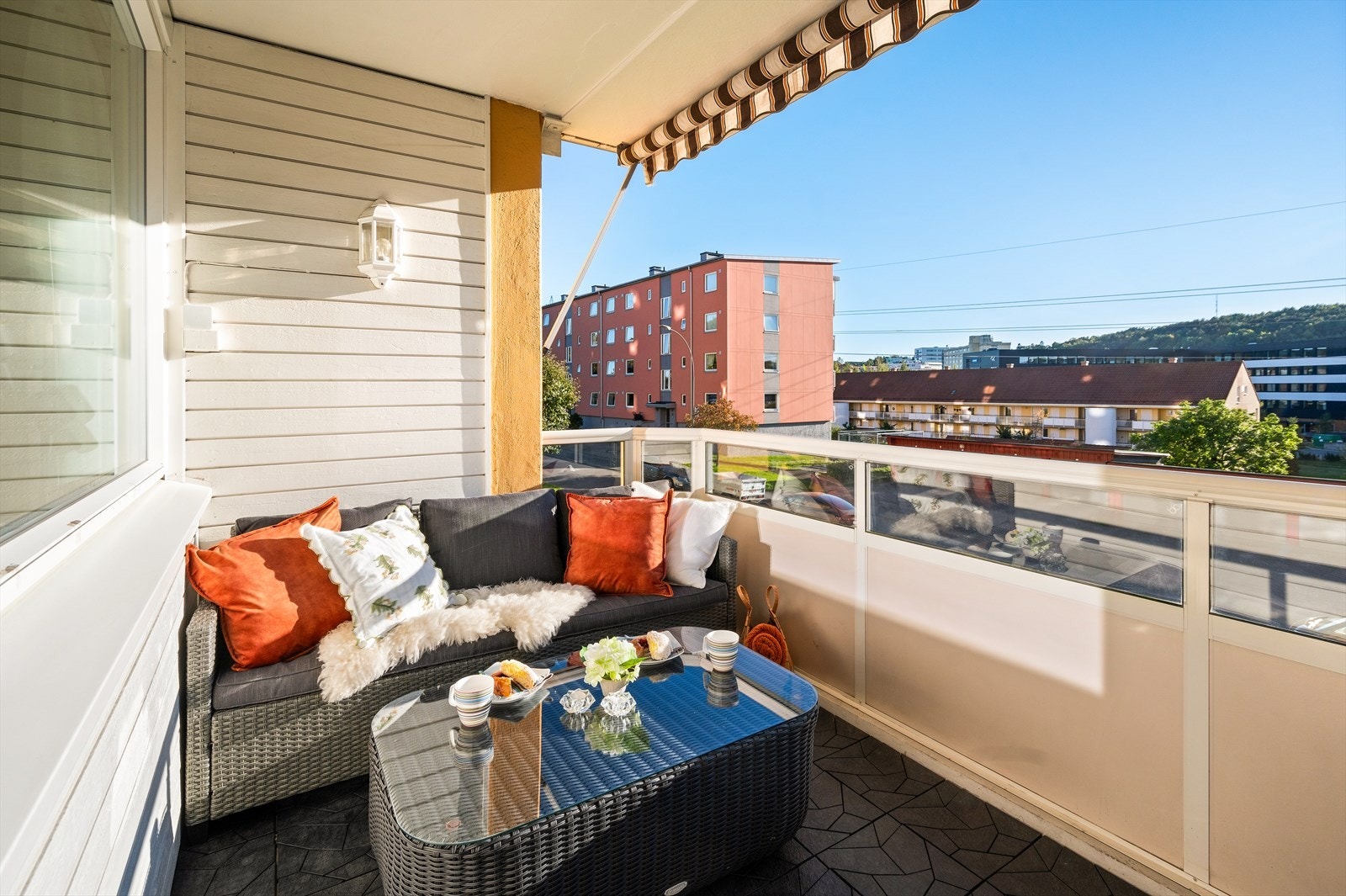 Fra stuen er det utgang til en solrik balkong på 8 kvm. Galleribilde