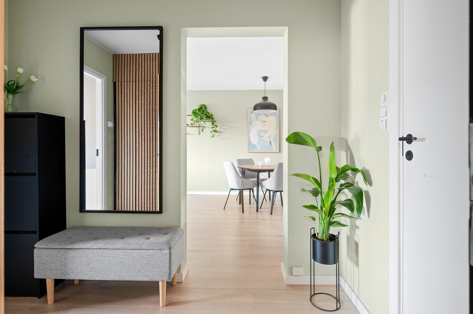 Man ønskes velkommen i en lys entré med god plass til oppheng for ytterklær. Galleribilde