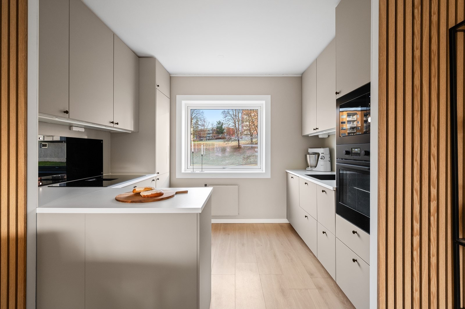 Leiligheten byr på et svært delikat og moderne kjøkken fra 2024. Galleribilde