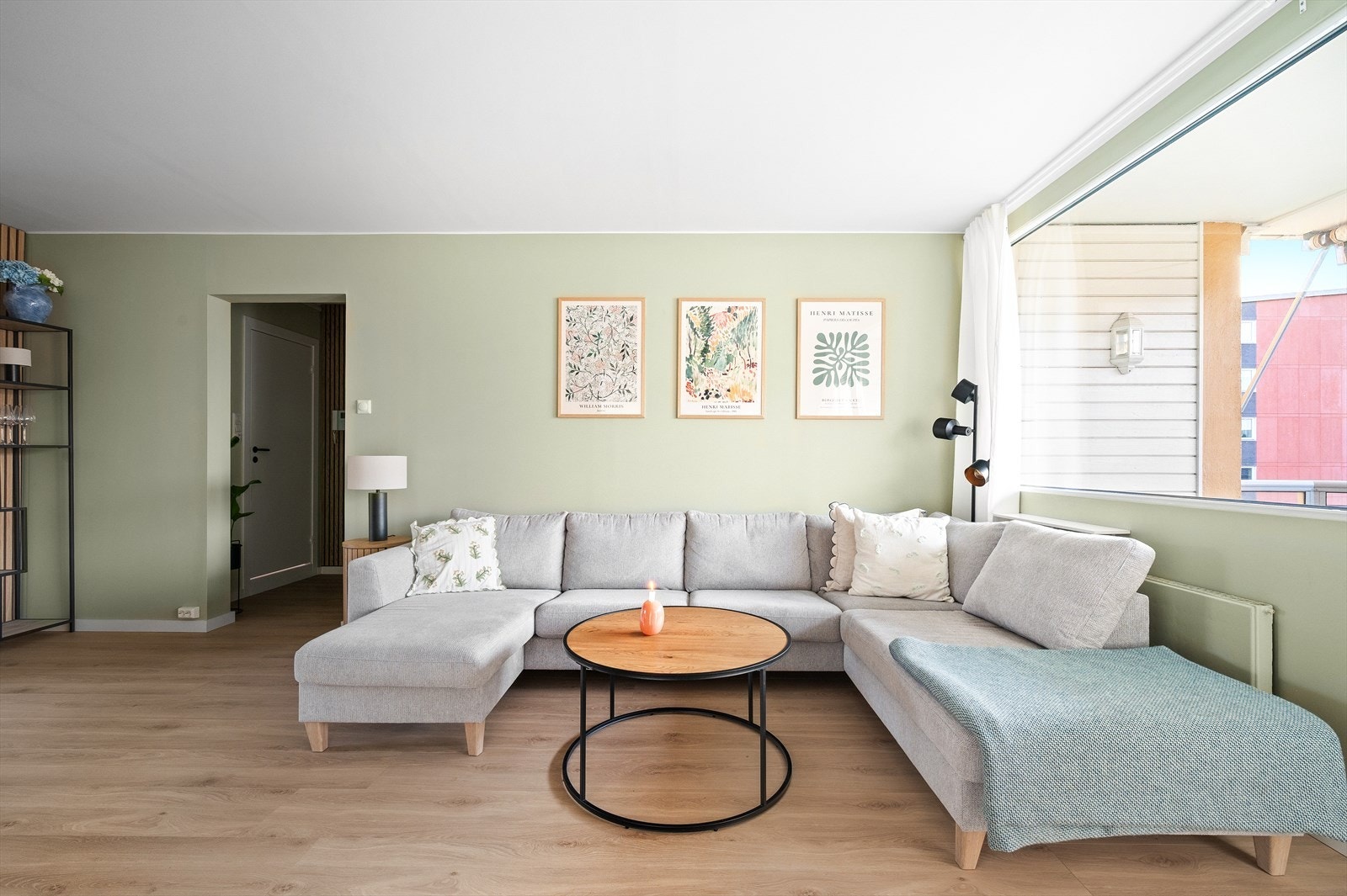 Stuen er romslig og har en naturlig plassering for sofagruppe ved vindusposten. Galleribilde