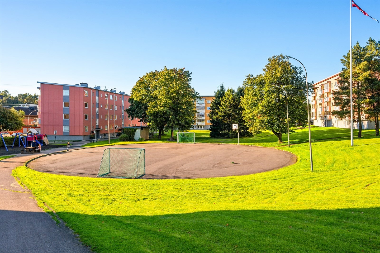 Delikat 3-roms leilighet med god intern plassering på Manglerud/Høyenhall. Området er idyllisk og barnevennlig utenfor bykjernen samtidig som meget sentralt. Galleribilde