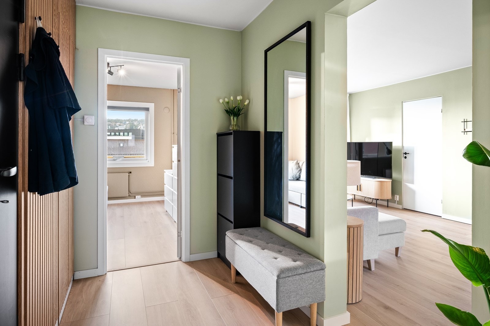 Smart, skjult garderobeløsning bak elegant spilevegg - gir et ryddig og stilrent uttrykk. Galleribilde