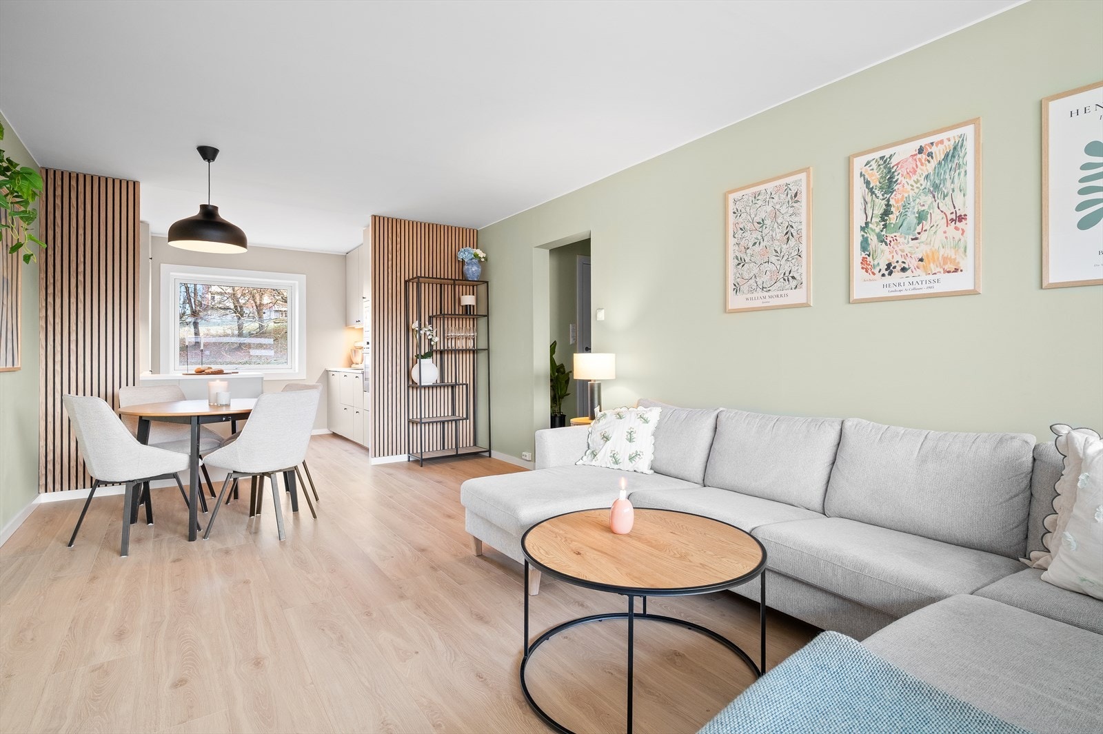 Den åpne løsningen mellom stue og kjøkken gir en god romfølelse. Galleribilde