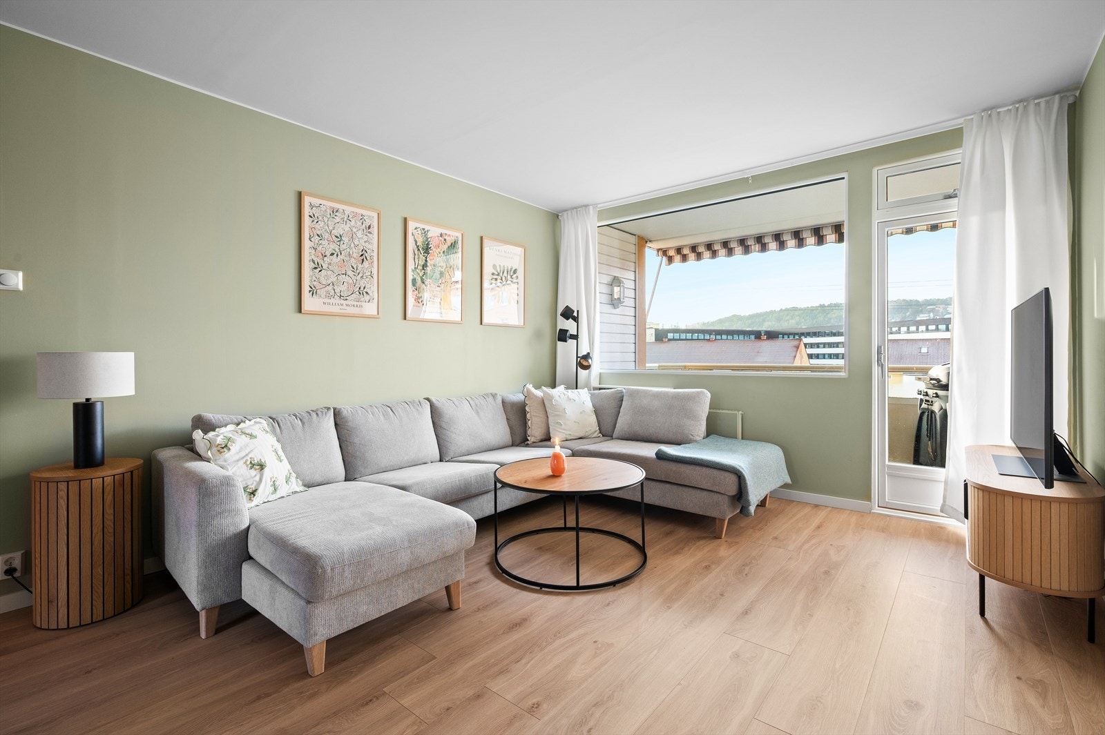 Store, flotte vindusarealer fra 2021 slipper inn godt med naturlig lys og skaper en luftig atmosfære i boligen. Galleribilde