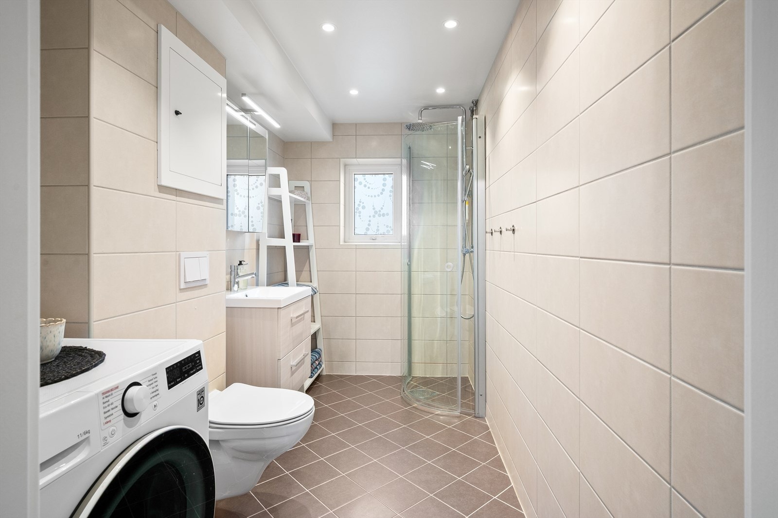 Delikat flislagt baderom med varmekabler i gulv og downlights i himling. Galleribilde