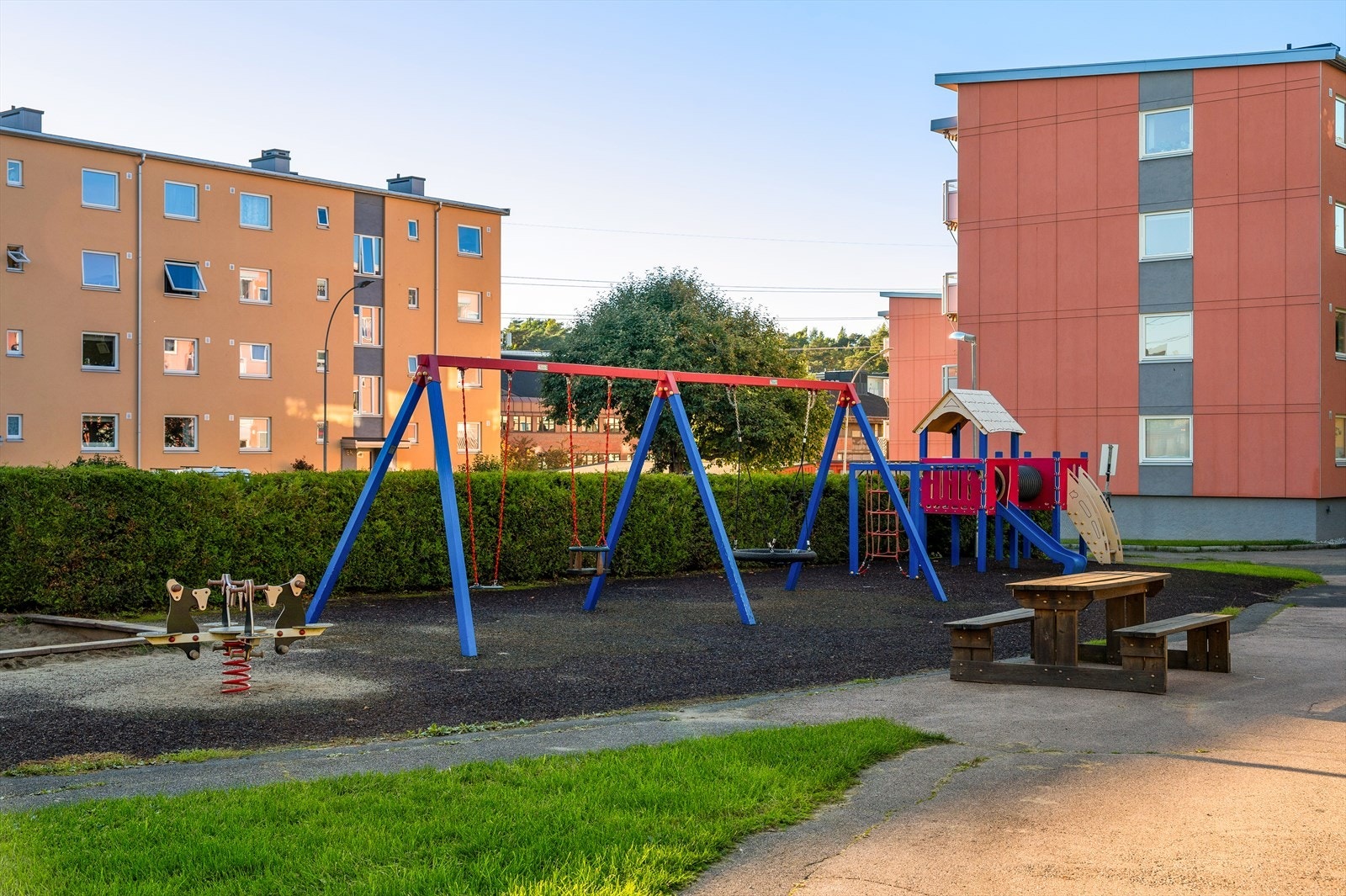 Eiendommen ligger fint til med hyggelige grøntarealer, og i Plogveien borettslag finnes flere lekeplasser, bord og benker. Galleribilde