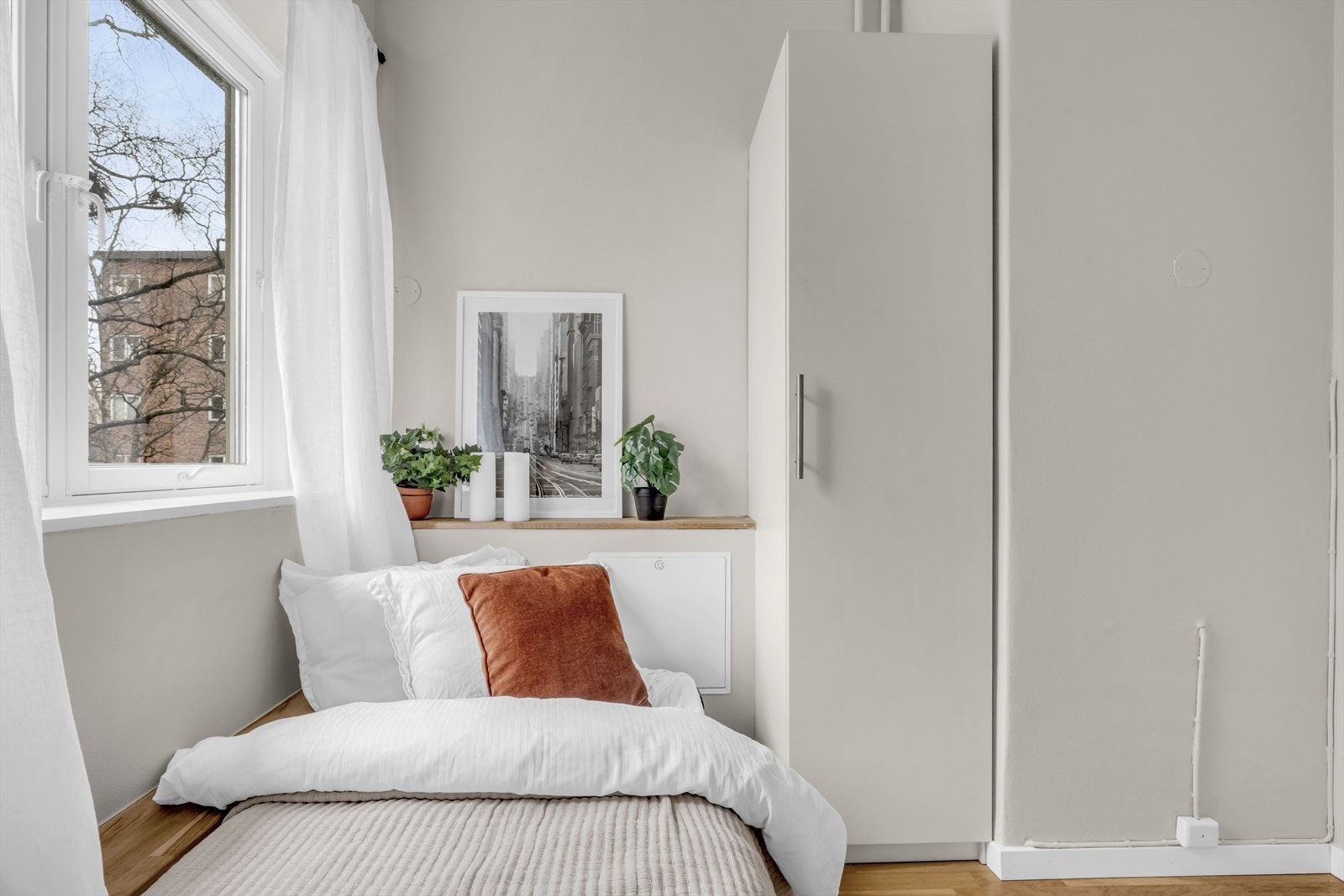 Soverom nummer to disponeres i dag som gjesterom, men funker fint som et kontor også. Galleribilde