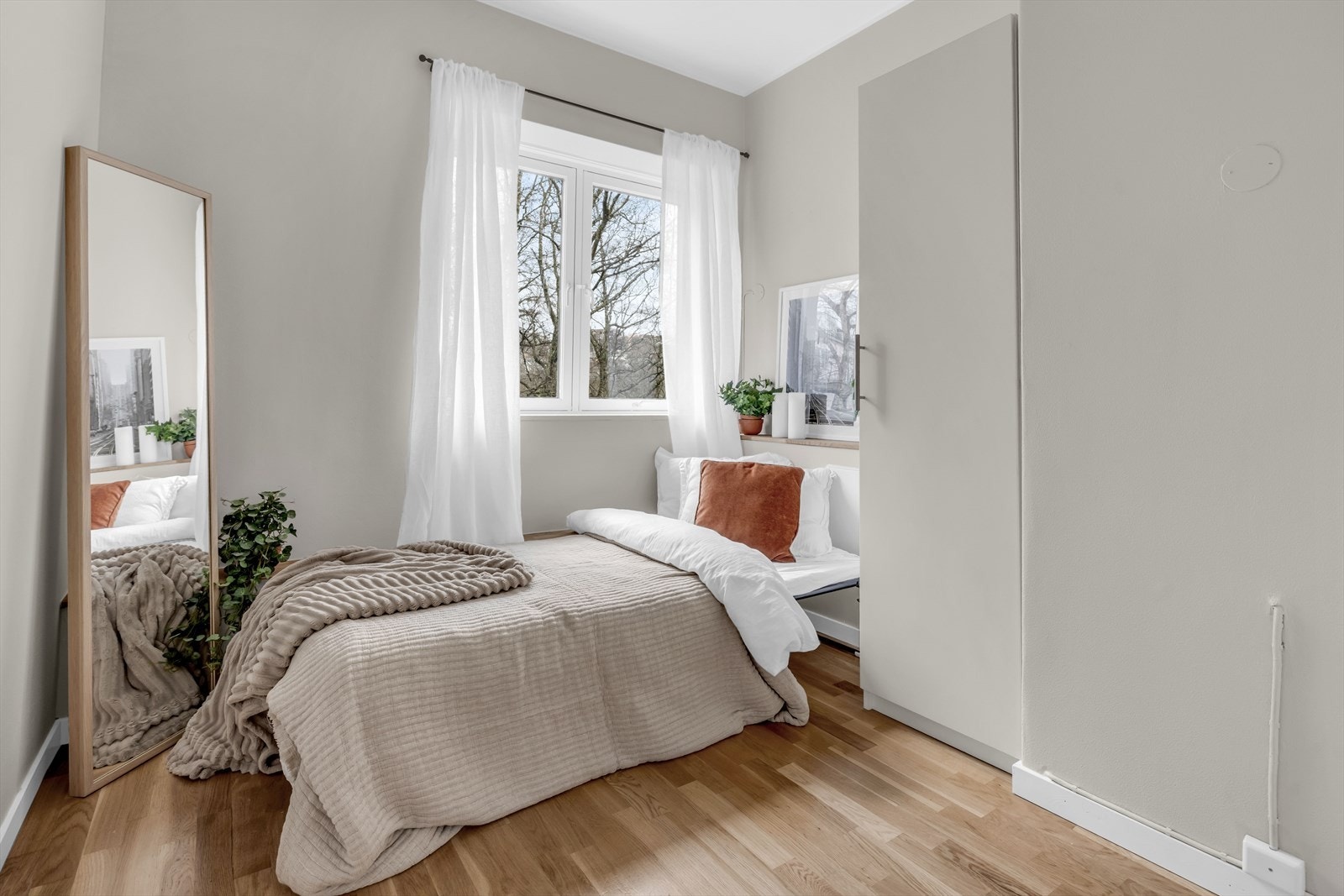 Her har du plass til en seng og garderobemøblemet som kan brukes til oppbevaring. Galleribilde