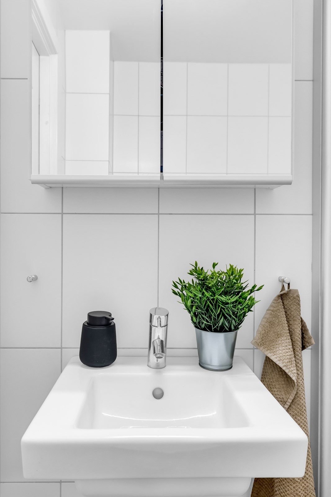 Over servanten har du skap til oppbevaring, det er også varmekabler i gulvene på badet. Galleribilde