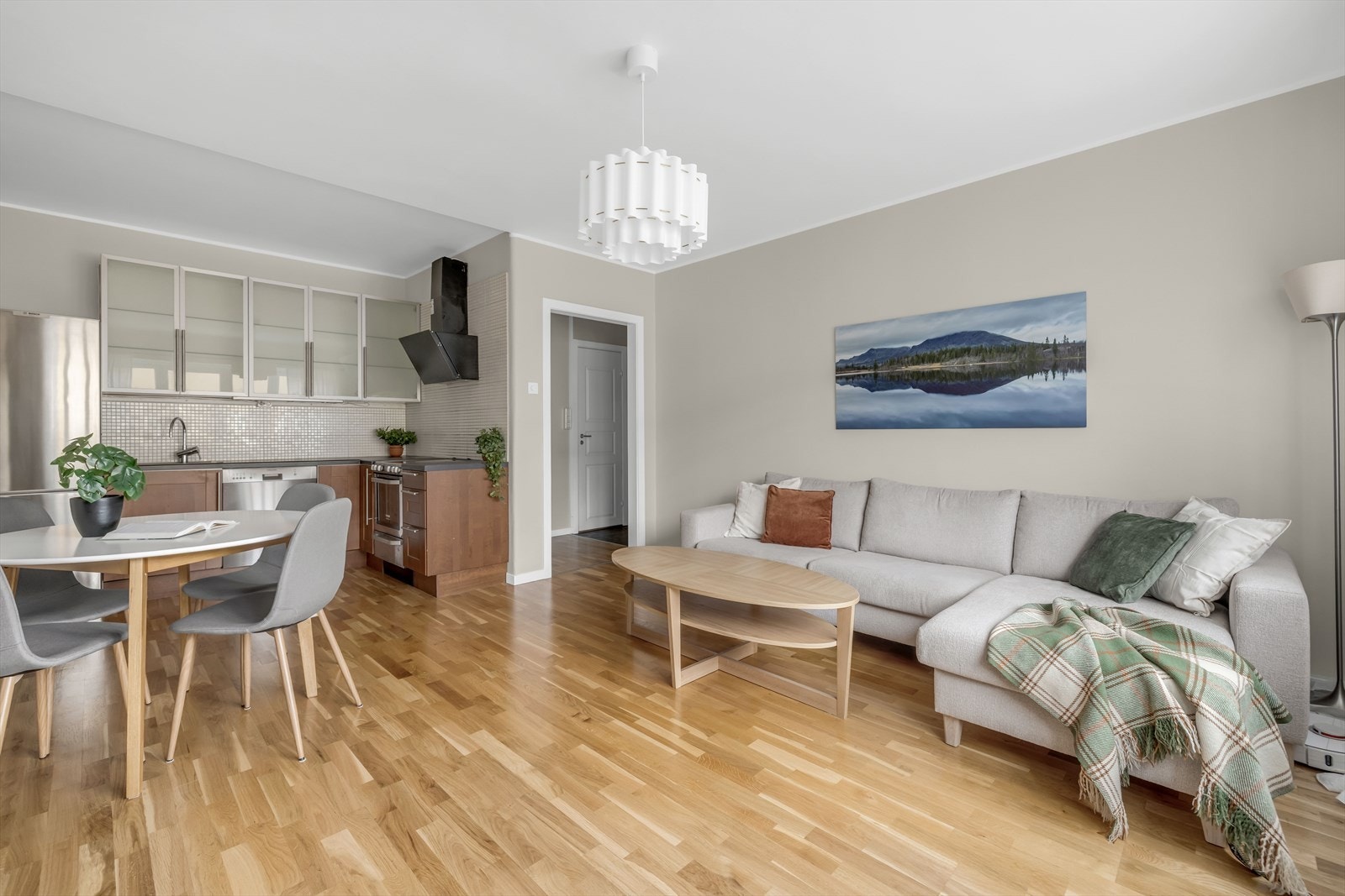 Kjøkkenet blir en forlengelse av stuen og gjør at rommet blir en sosial sone. Galleribilde