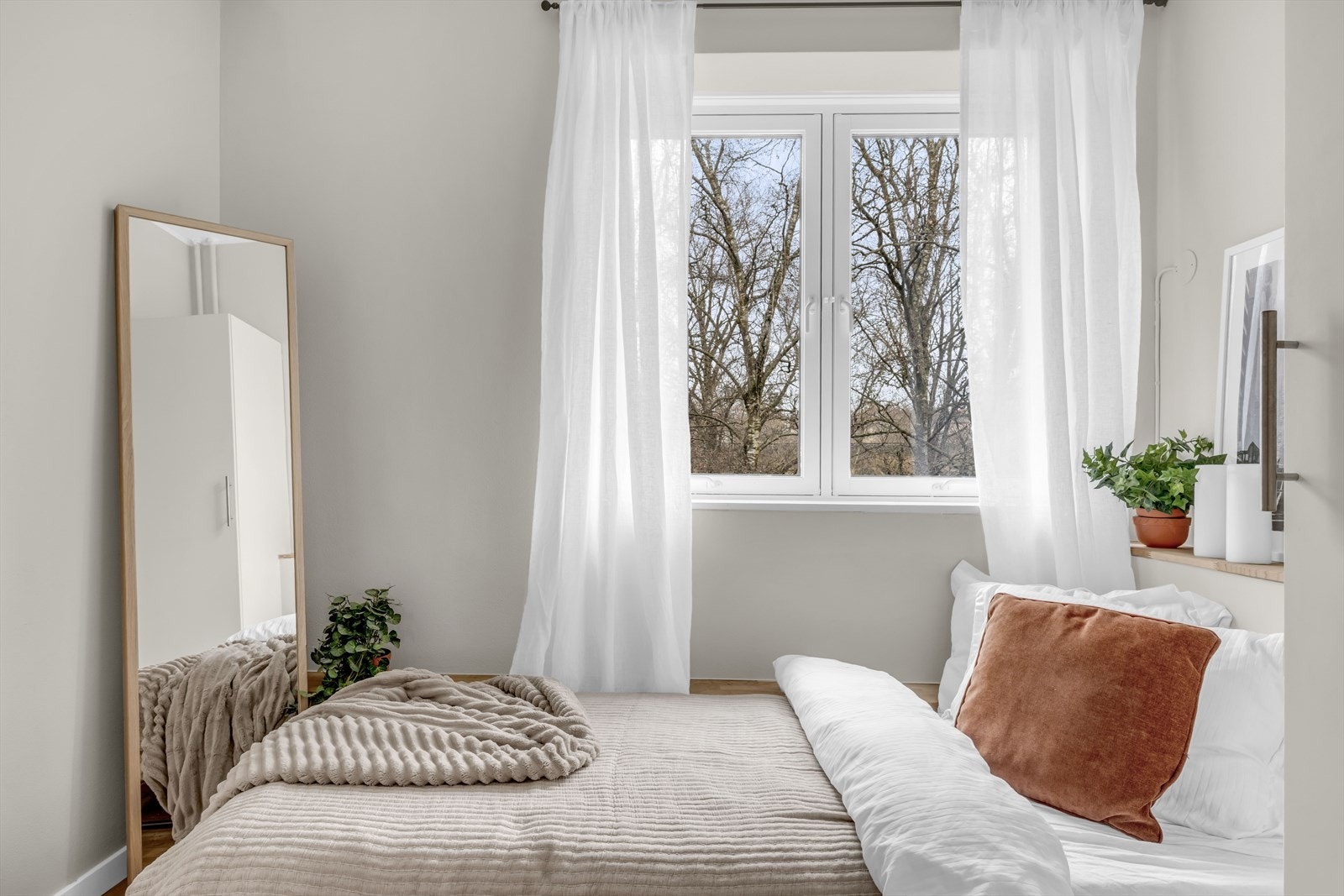 Rommet er malt i en lys og innbydende farge som sammen med de gode vinduene skaper en større romfølelse. Galleribilde