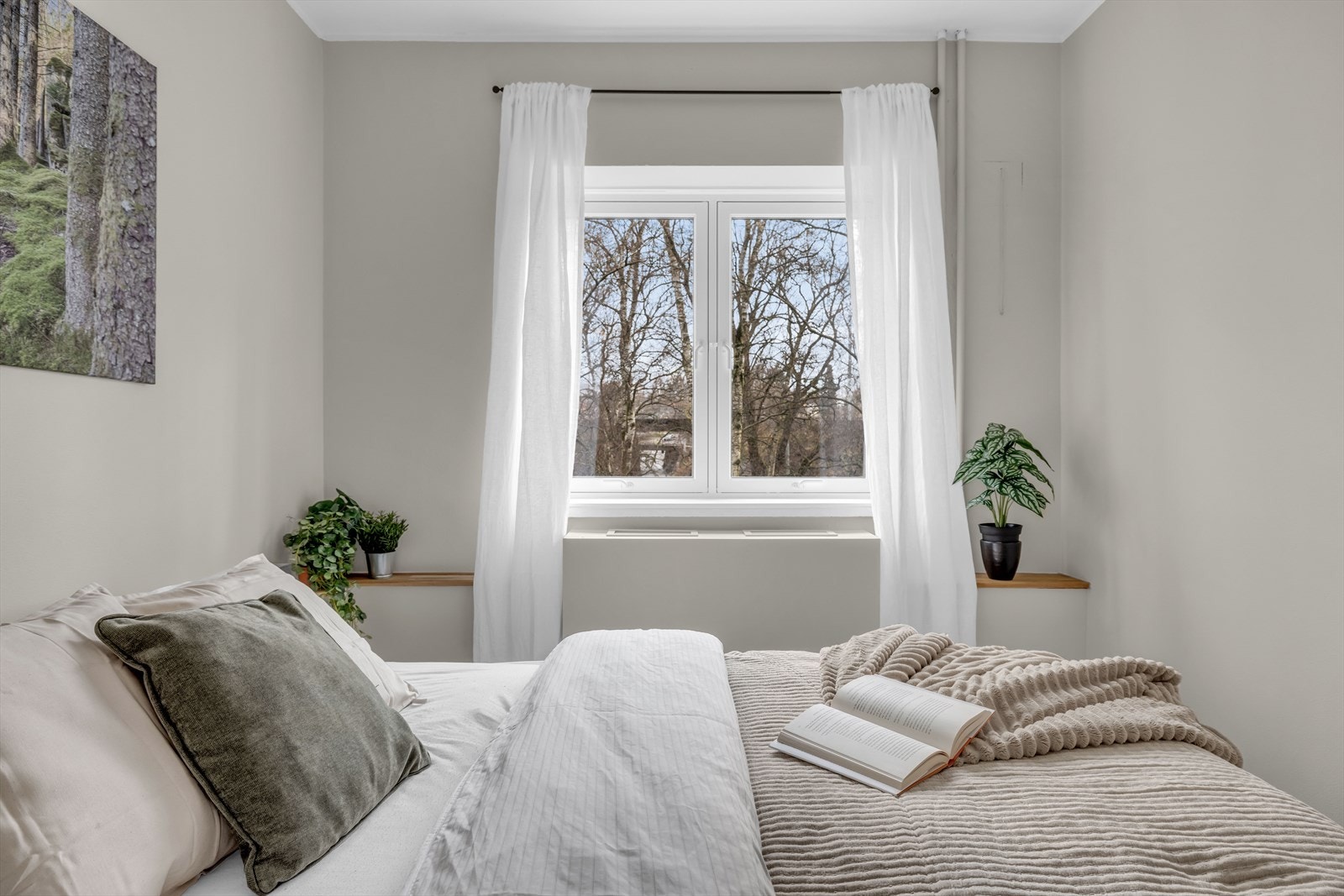 Hovedsoverommet har gode vinduer som slipper inn rikelig med lys og gir en luftig og lys atmosfære. Galleribilde