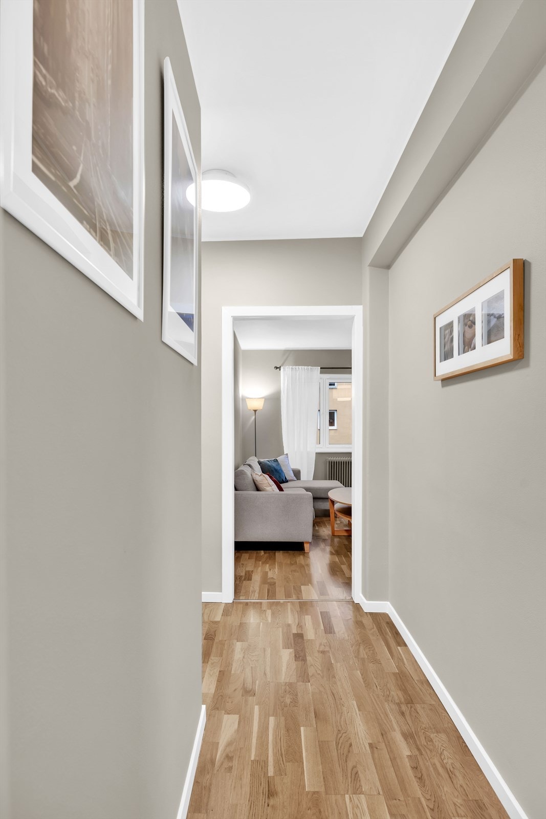 Gangen skaper en separasjon mellom rommene og gjør at leiligheten oppleves større. Galleribilde