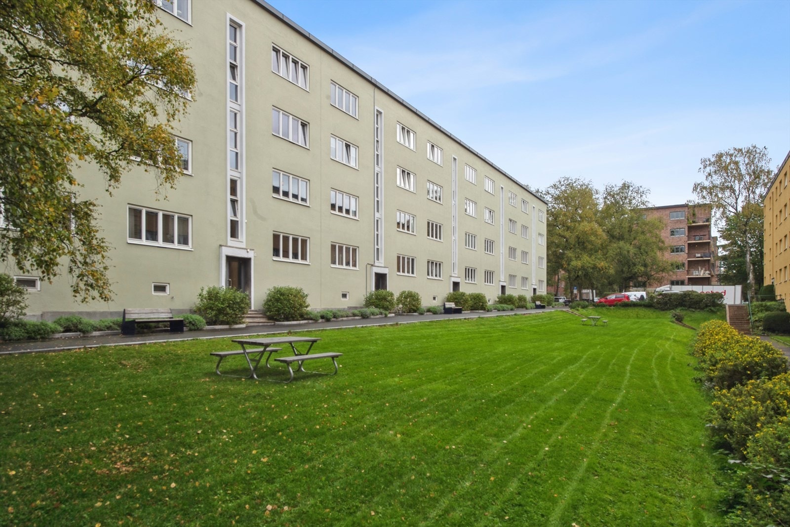 Utenfor døren har du grøntområder som er koselige å benytte seg av på sommeren. Galleribilde