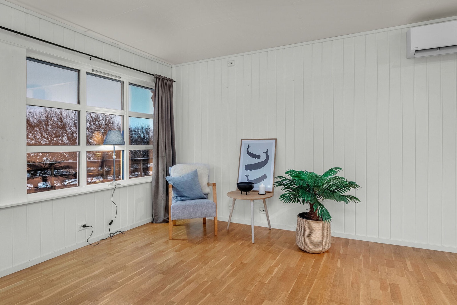 Trivelig stue med store vinduer, lyse overflater, fint lysinnslipp og utsikt mot omgivelsene. Galleribilde