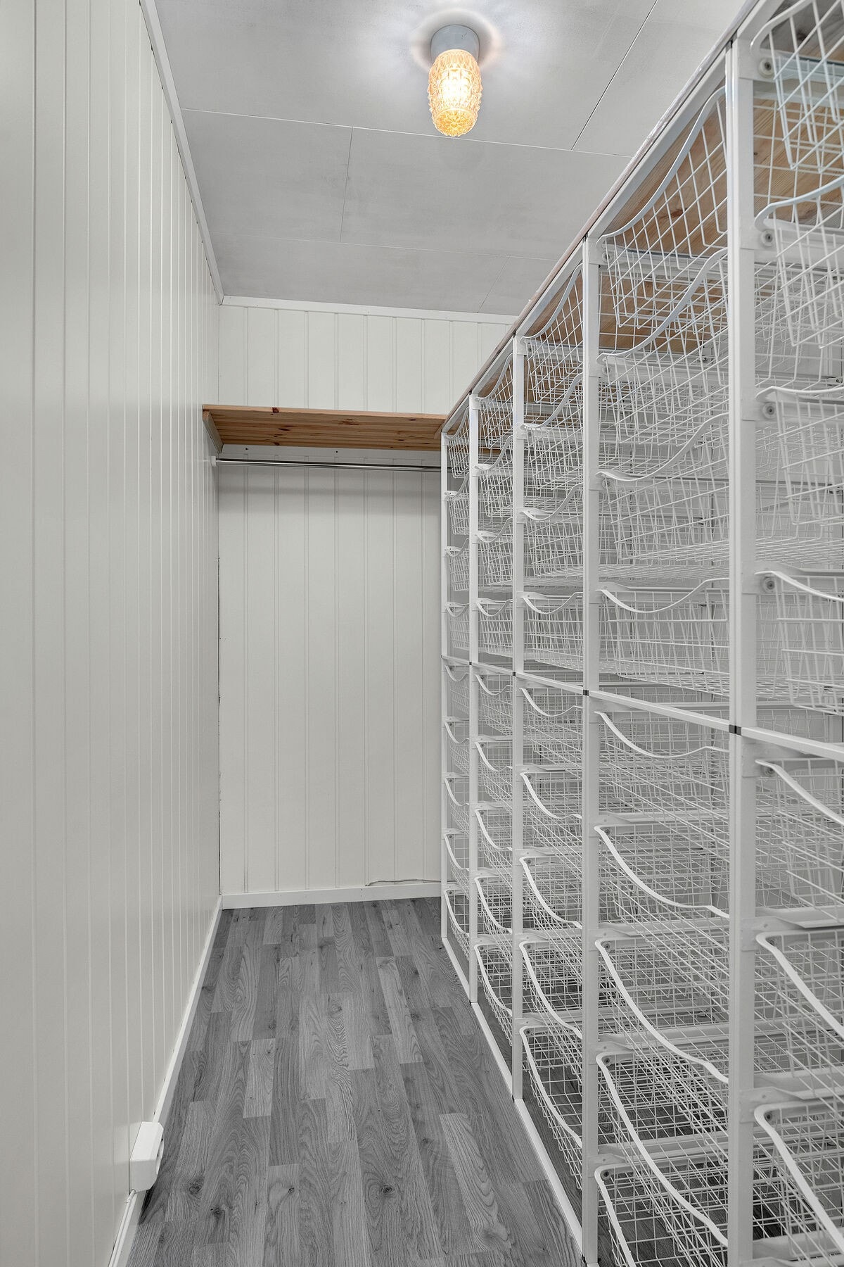 Del av hovedsoverom, innredet som walk-in-closet. Galleribilde