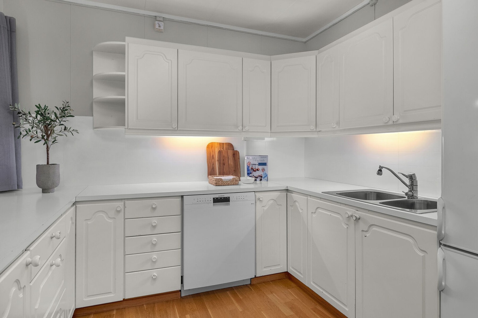 Kjøkkenet har opplegg for frittstående hvitevarer. Galleribilde