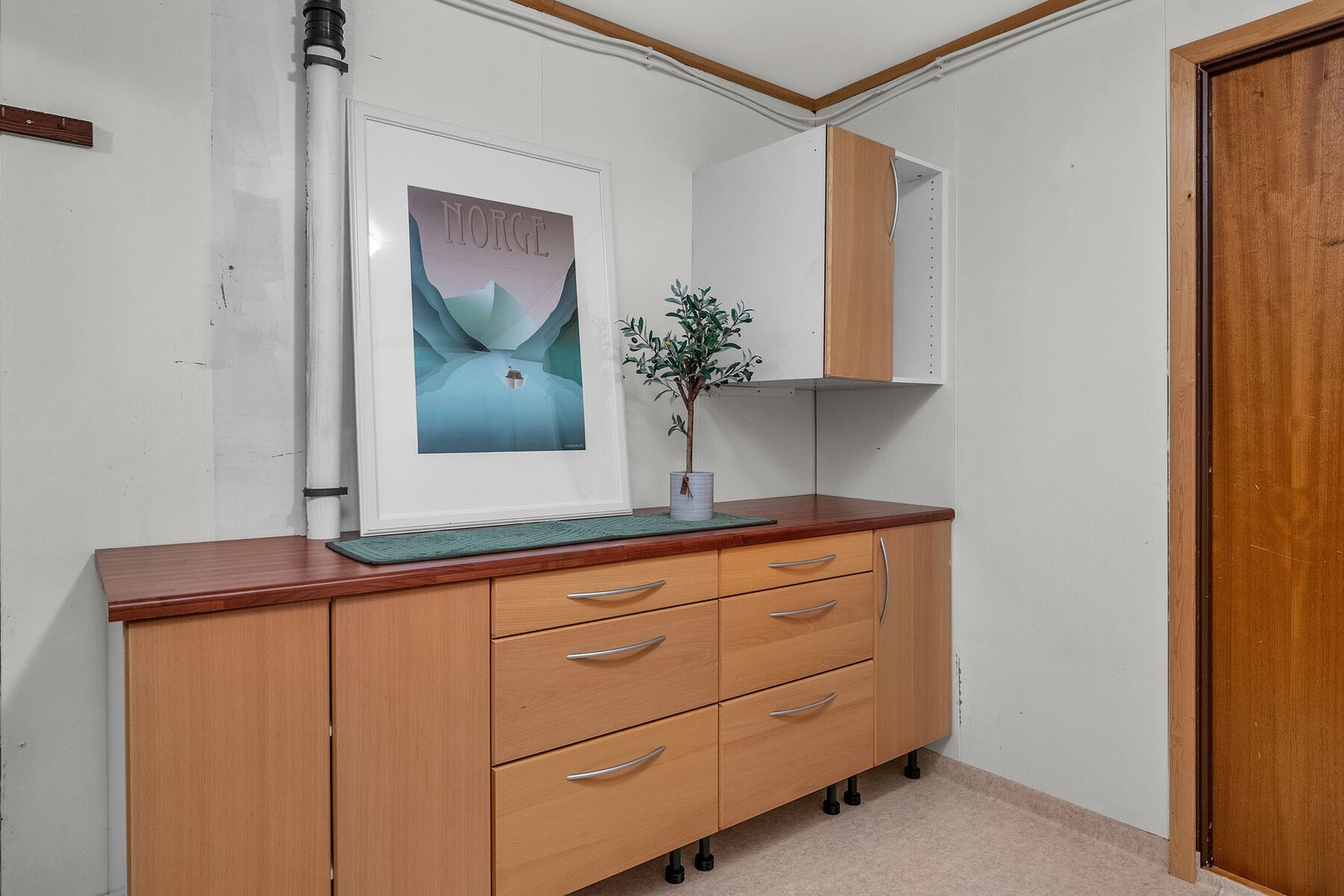 Vaskerommet er også innredet med praktiske oppbevaringsmøbler. Galleribilde