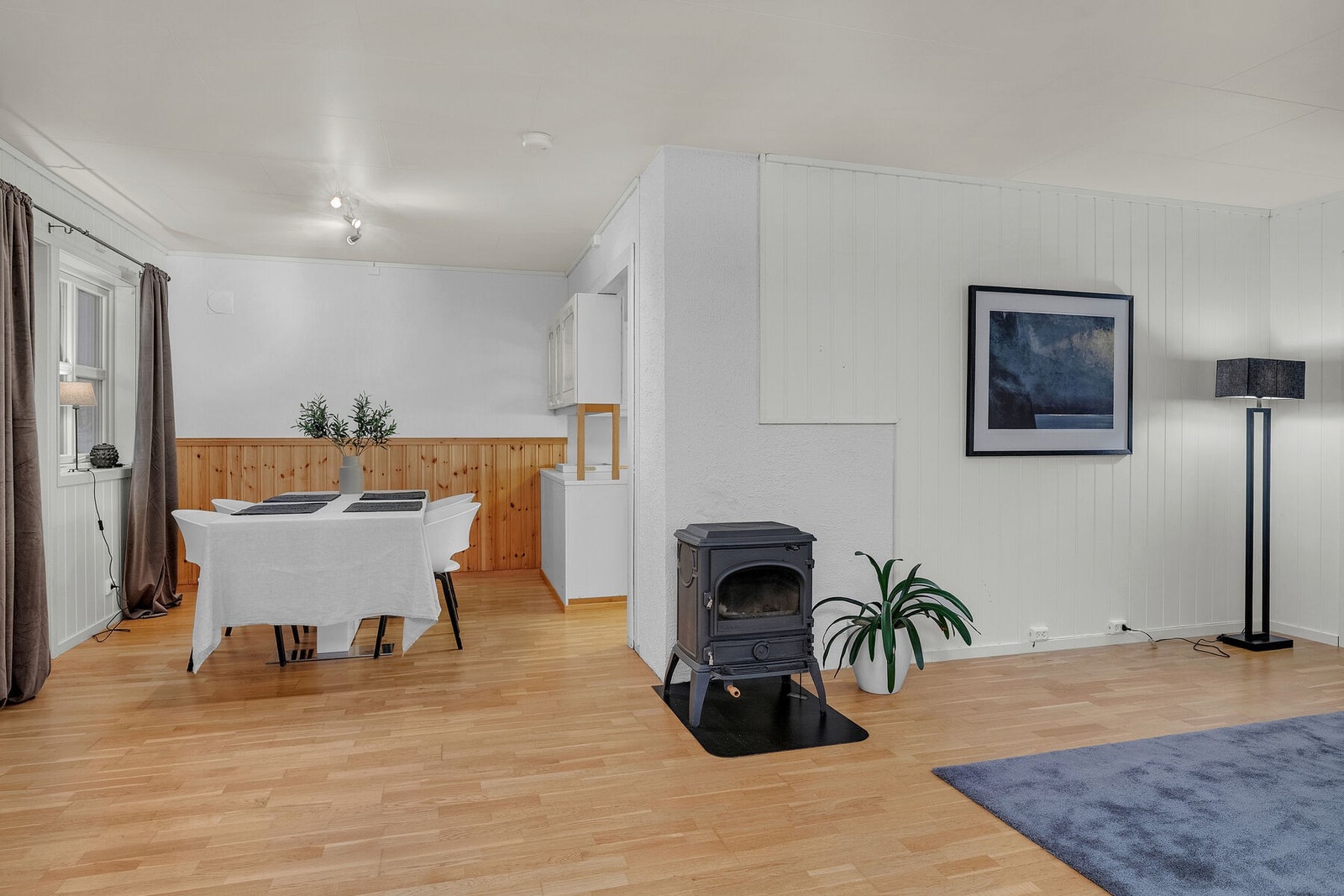 Stuen er romslig, noe som gir plass til flere oppholdssoner. Galleribilde