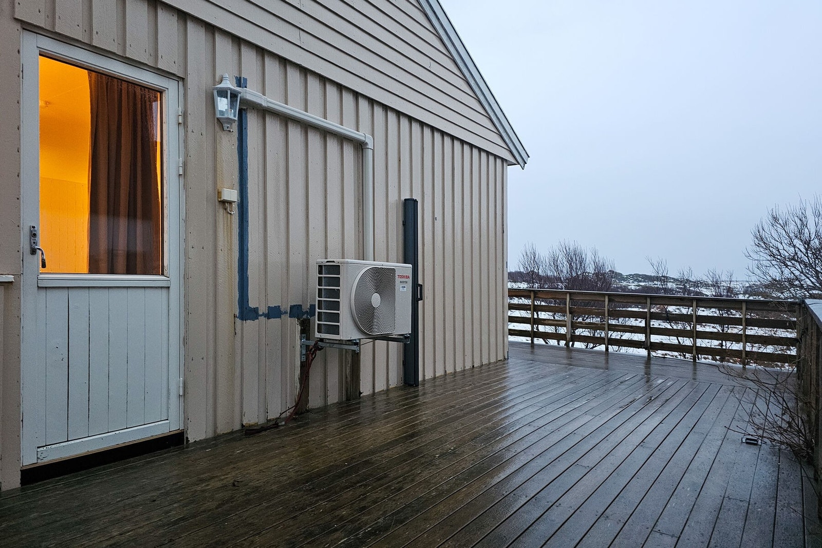 Fra stuen er det utgang til en romslig terrasse vendt mot sørøst og sørvest, hvor gode sol- og utsiktsforhold kan nytes når været tillater det. Galleribilde