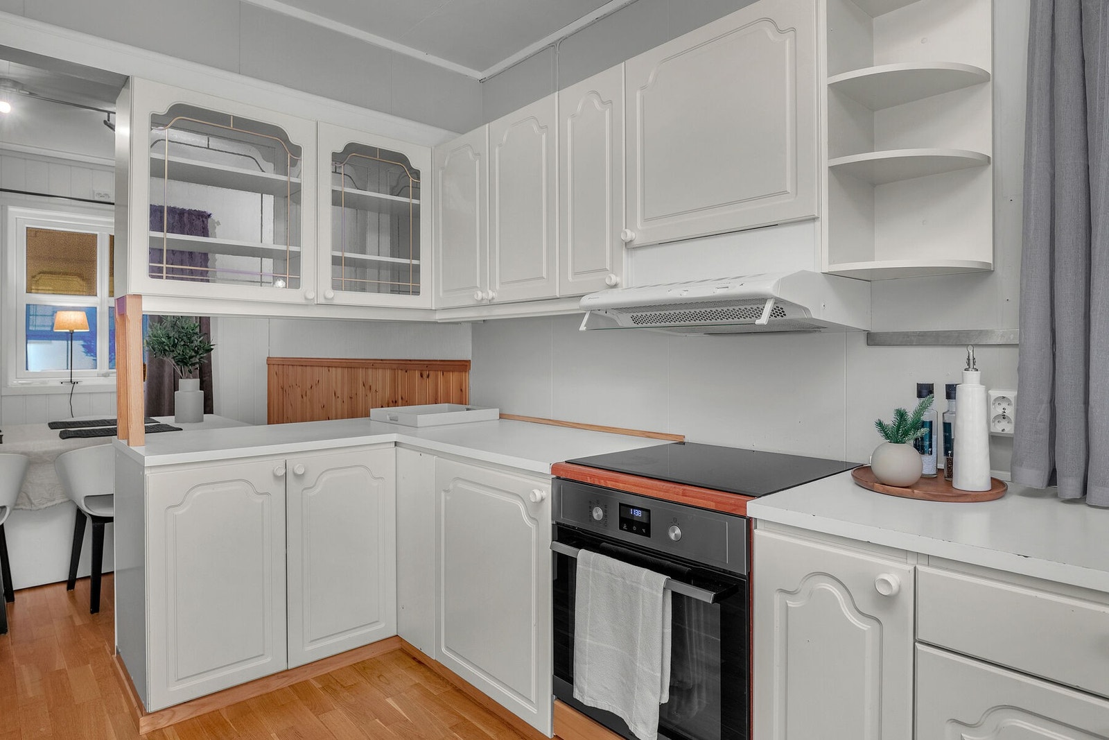 Kjøkken med god skap- og benkeplass. Galleribilde