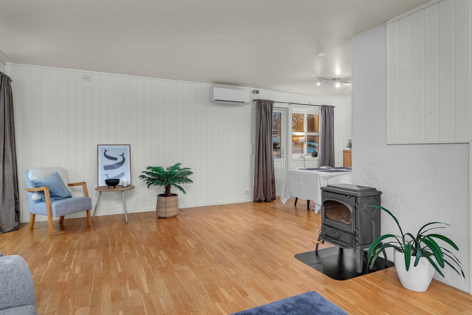 Boligen holder god innetemperatur med både vedovn, varmepumpe og strøm for oppvarming. Galleribilde