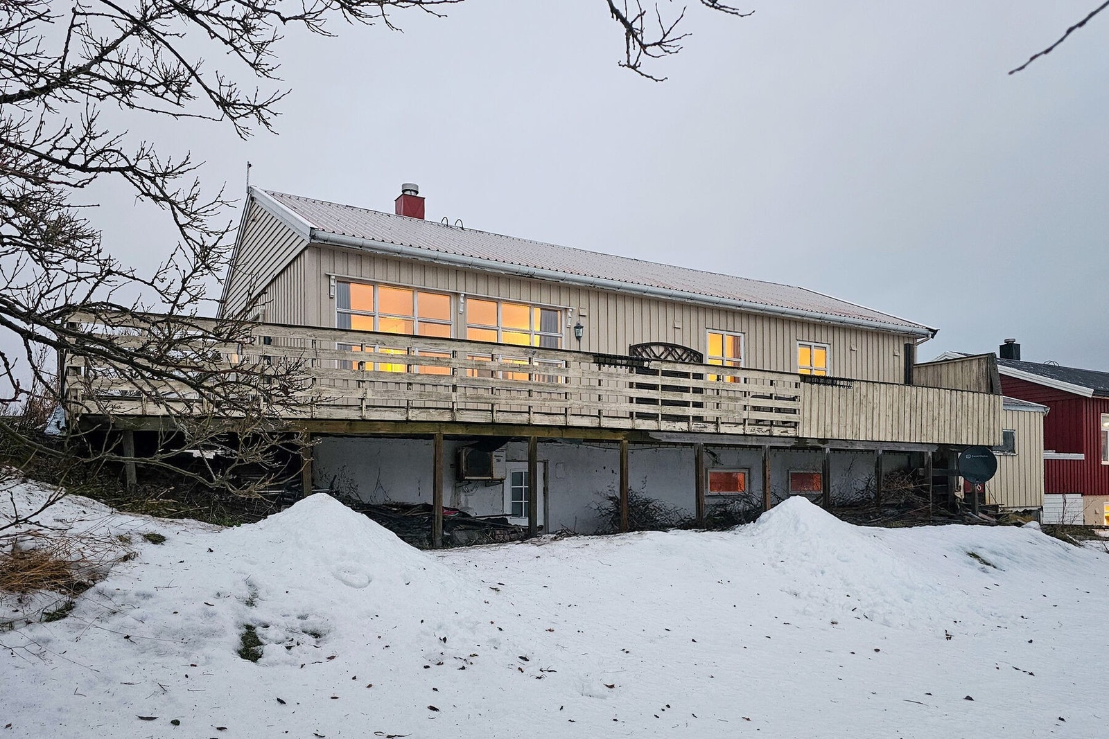 Tomten byr på hage med plen, busker og beplantning - et fint område for både lek og avslapning. Galleribilde