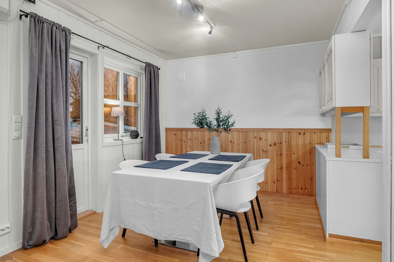 Det er god plass til en spisegruppe av ønsket størrelse i tilknytning til kjøkkenet. Herfra er det utgang til terrassen. Galleribilde